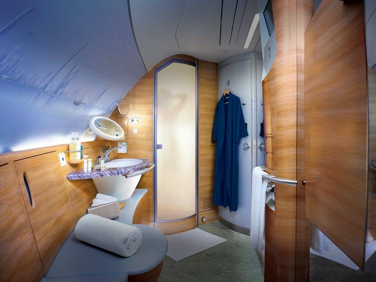 Emirates l&agrave; h&atilde;ng h&agrave;ng kh&ocirc;ng đầu ti&ecirc;n tr&ecirc;n&nbsp;thế giới&nbsp;cung cấp dịch vụ ph&ograve;ng tắm tr&ecirc;n c&aacute;c chuyến bay tầm xa của m&igrave;nh...