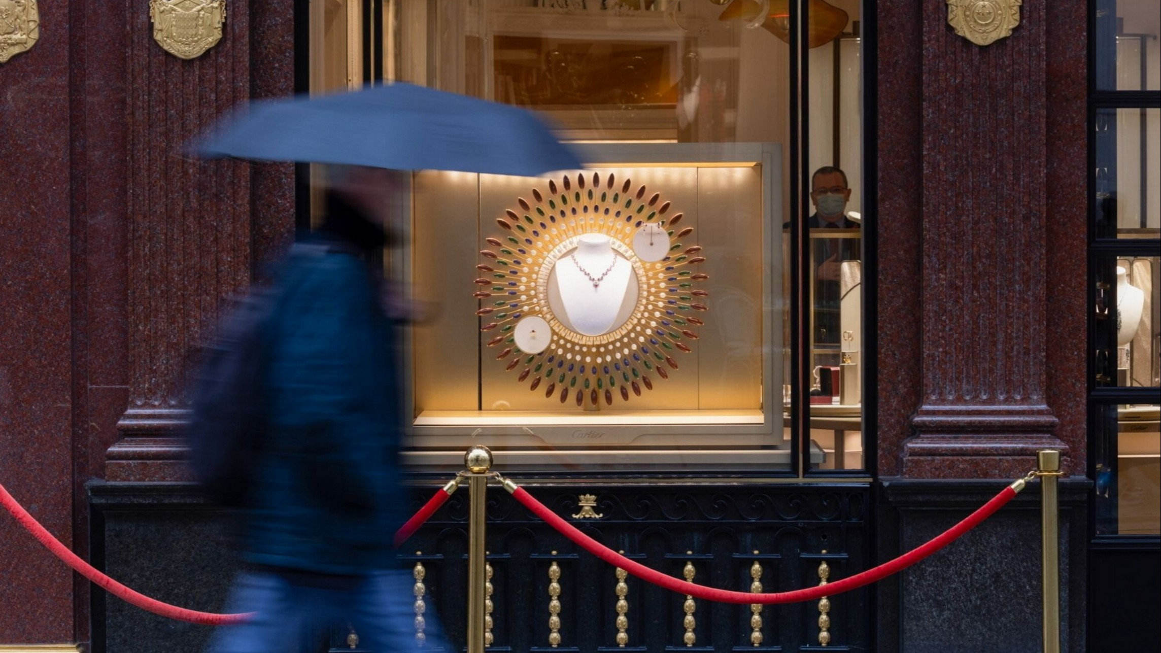 Doanh thu của&nbsp;Richemont tăng l&agrave; nhờ kh&aacute;ch du lịch Mỹ v&agrave; Trung Đ&ocirc;ng v&agrave; doanh số b&aacute;n h&agrave;ng ở ch&acirc;u &Aacute; tăng vọt sau khi Trung Quốc mở cửa.