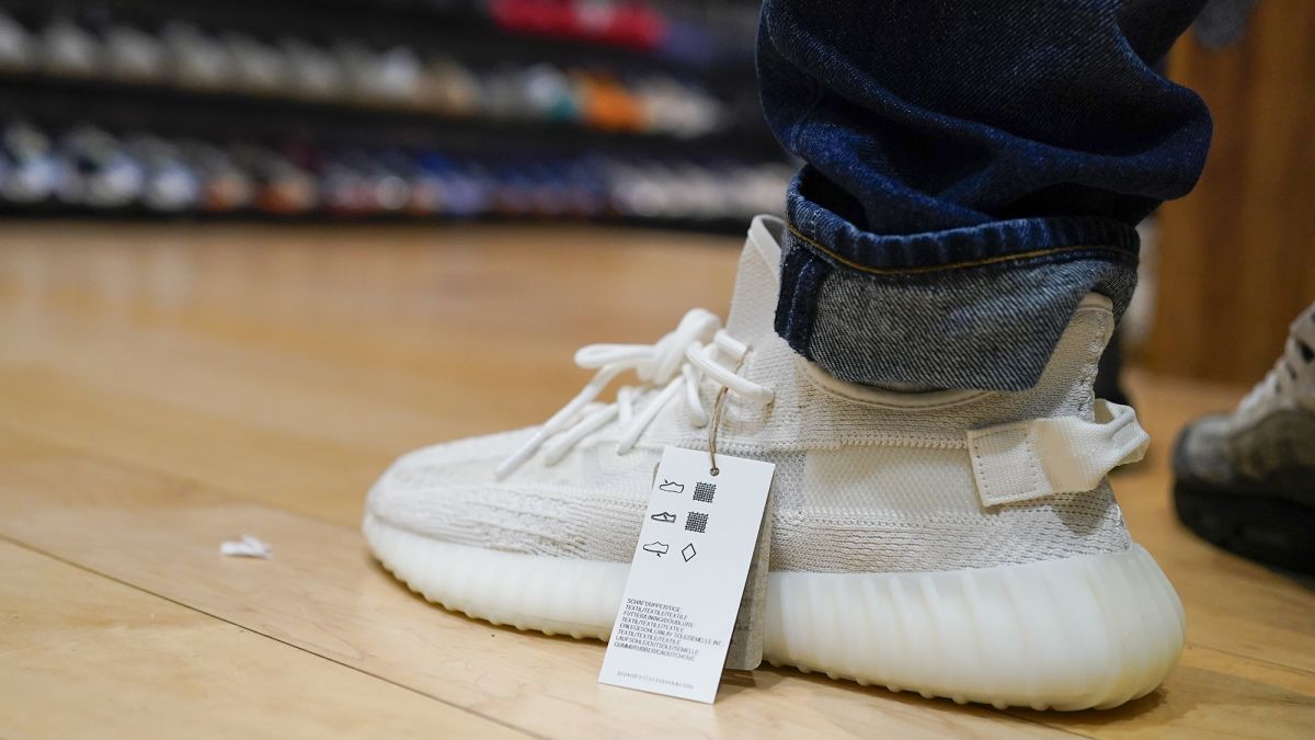 Những đ&ocirc;i gi&agrave;y&nbsp;Yeezy được cộng đồng chấp nhận, thậm ch&iacute; l&agrave; với&nbsp; c&aacute;c bậc phụ huynh, nhờ sự thoải m&aacute;i m&agrave; ch&uacute;ng đem lại.&nbsp;