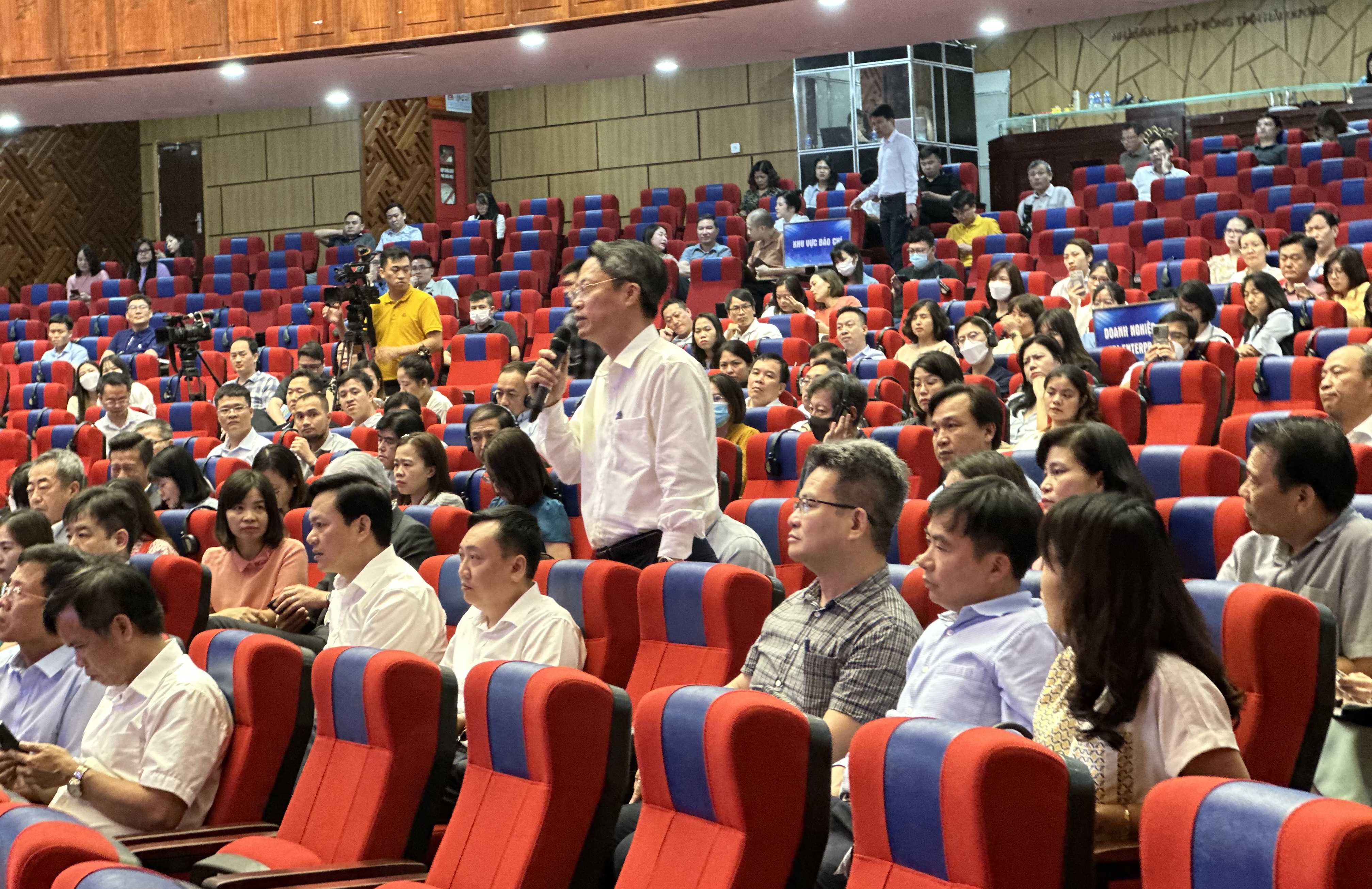 PG88 Link Dễ Nhớ Pg88.com đặt c&acirc;u hỏi cho l&atilde;nh đạo tỉnh Hải Dương. Ảnh: T&uacute; Anh.