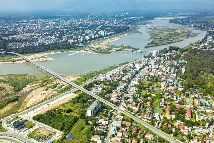 Cầu Cổ Luỹ bắc qua sông Trà Khúc, TP. Quảng Ngãi, tỉnh Quảng Ngãi.