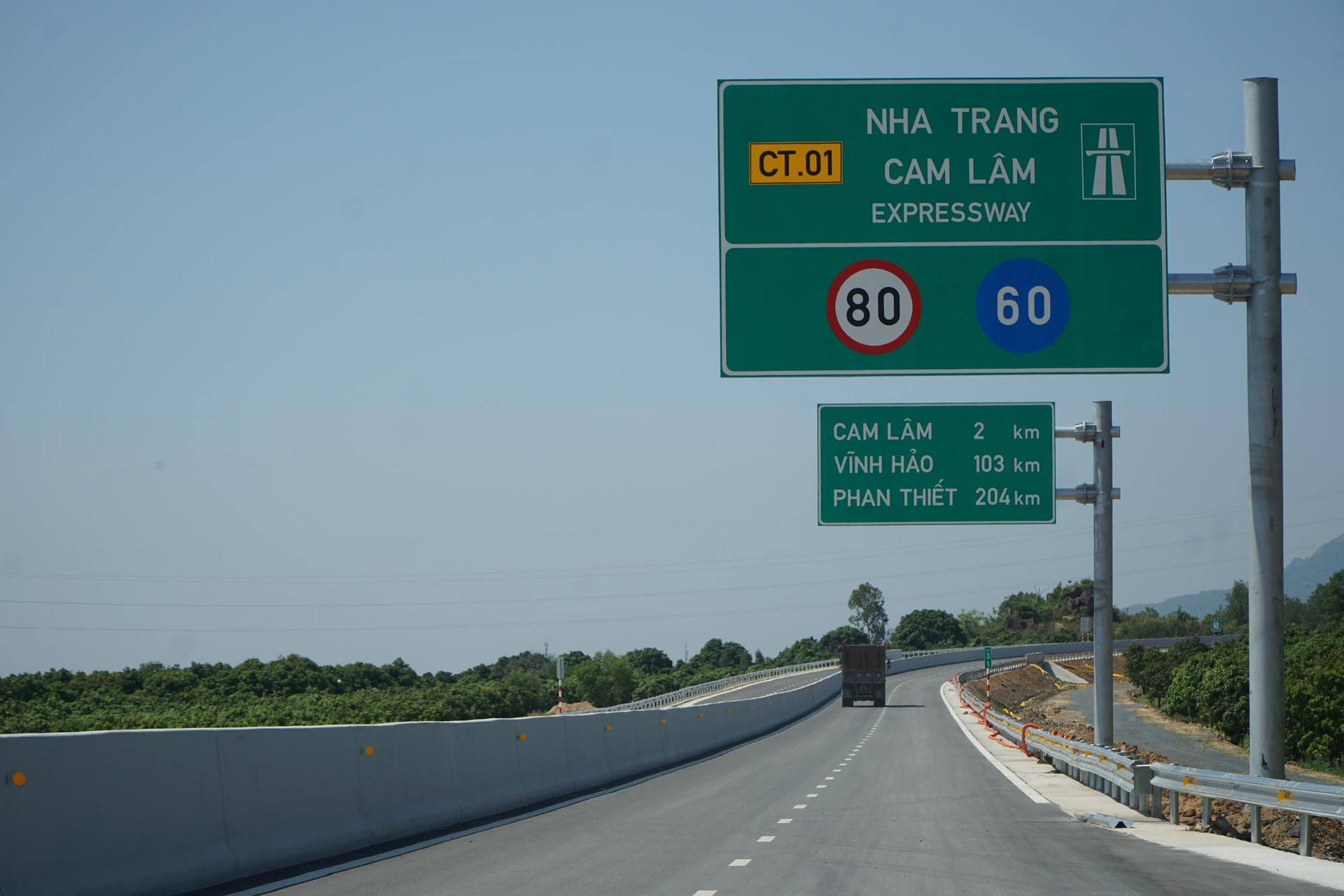 Cao tốc Nha Trang - Cam Lâm trước ngày thông xe. Ảnh: Hà My.
