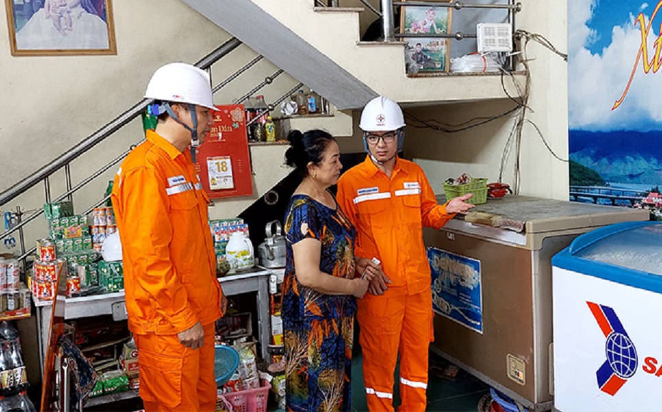 Tuyên truyền tới từng người dân về việc sử dụng điện tiết kiệm.