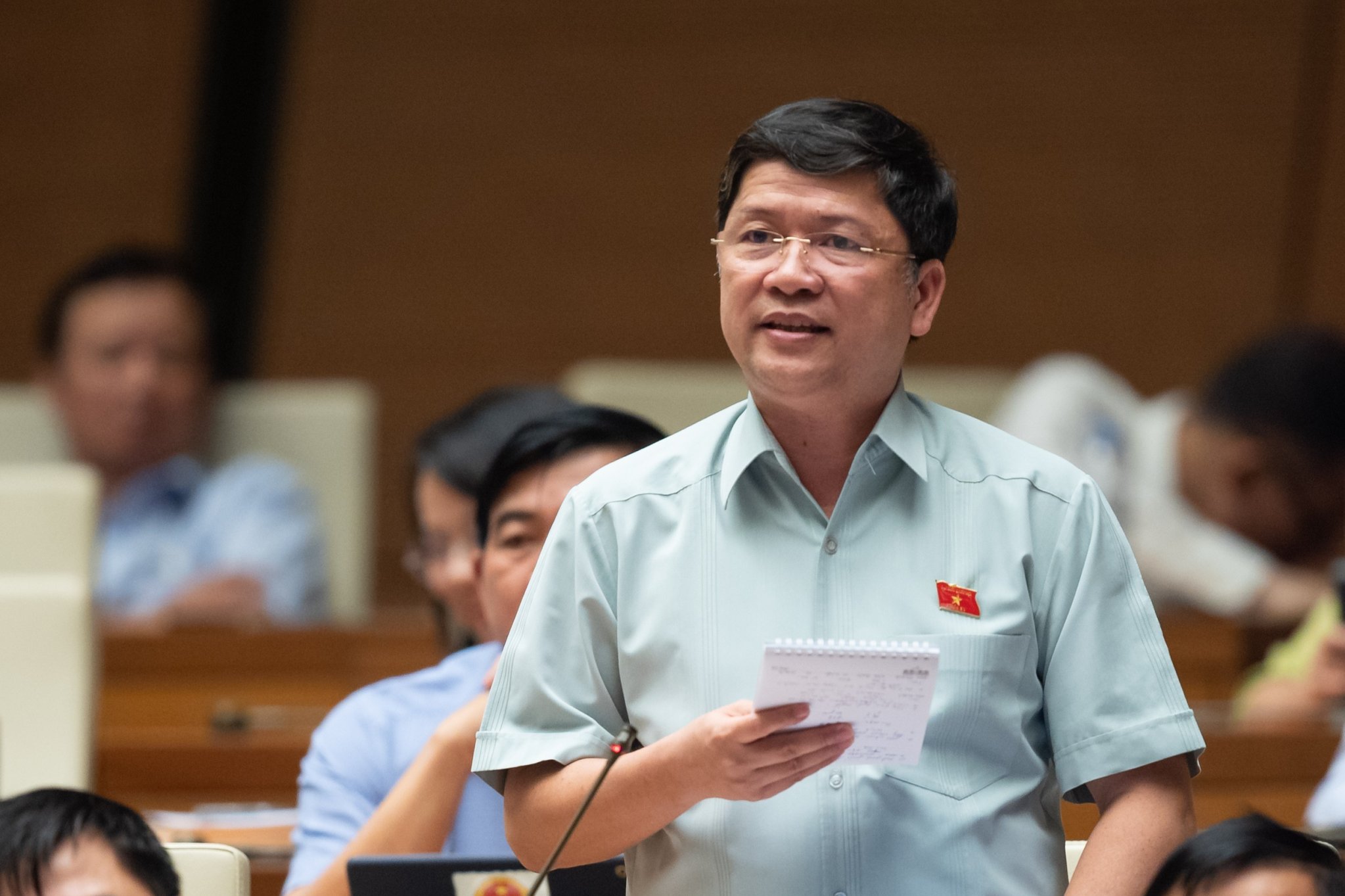 Đại biểu Tạ Văn Hạ, Đo&agrave;n ĐBQH tỉnh Quảng Nam: Đề xuất bỏ gi&aacute; trần, gi&aacute; s&agrave;n đối với v&eacute; m&aacute;y bay
