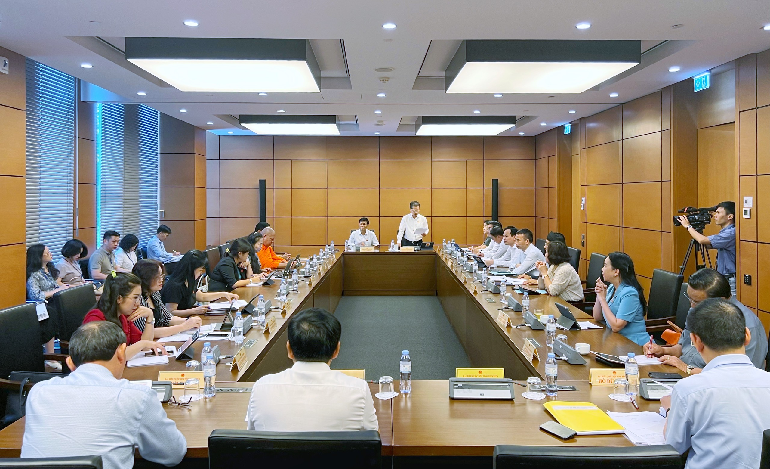 C&aacute;c đại biểu thảo luận tại tổ ng&agrave;y 25/5/2023.