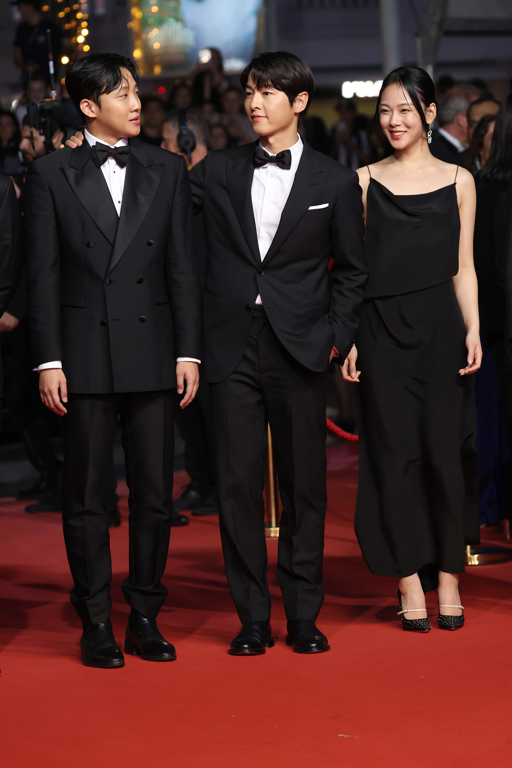 Song Joong-ki tại Li&ecirc;n hoan phim&nbsp;Cannes c&ugrave;ng c&aacute;c diễn vi&ecirc;n trong phim&nbsp;Hopeless .
