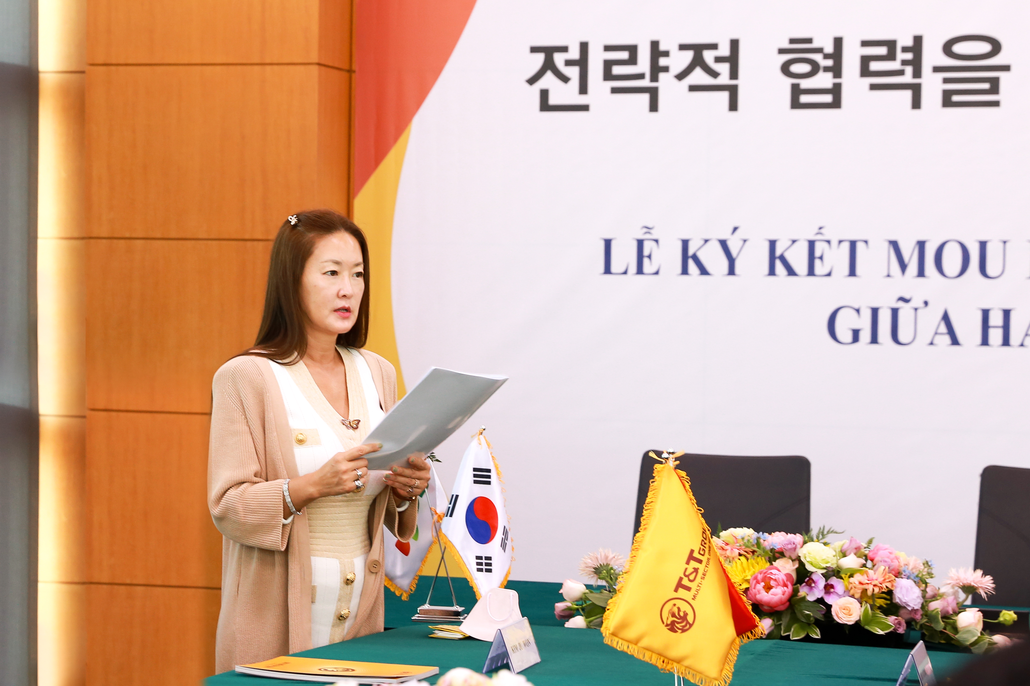B&agrave; Kim Ju Won, Ph&oacute; Chủ tịch DB Group ph&aacute;t biểu tại lễ k&yacute; kết hợp t&aacute;c chiến lược.