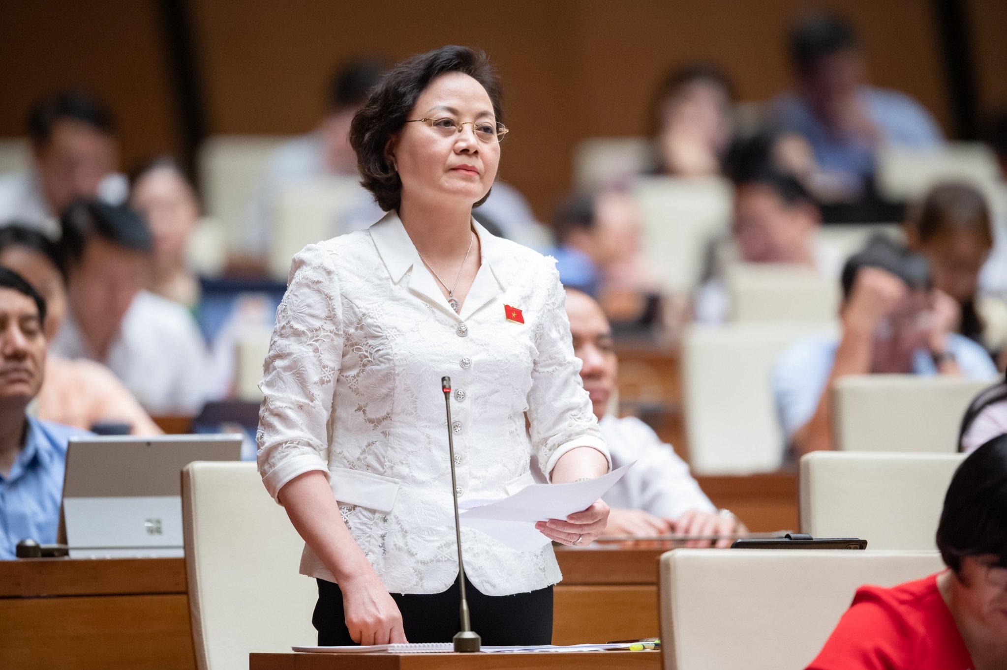 Bộ trưởng Bộ Nội vụ Phạm Thị Thanh Trà giải trình một số nội dung các đại biểu quan tâm tại phiên họp chiều 29/5. Ảnh - Quochoi.vn. 