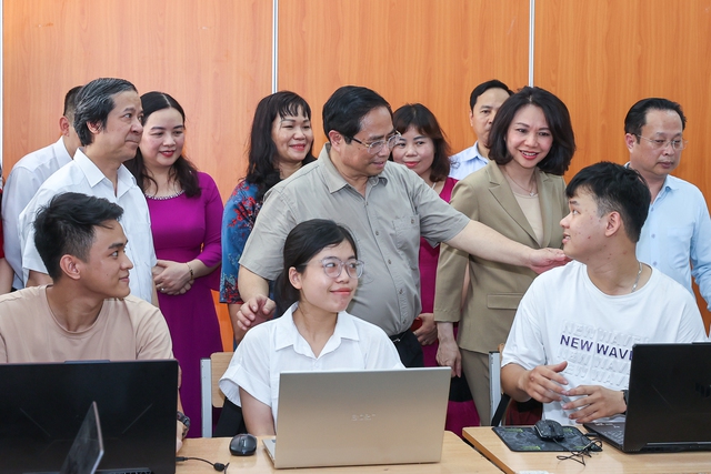 Thủ tướng thăm lớp học nghệ thuật của học sinh khiếm th&iacute;nh Trường Cao đẳng Sư phạm Trung ương . Ảnh - VGP.&nbsp;