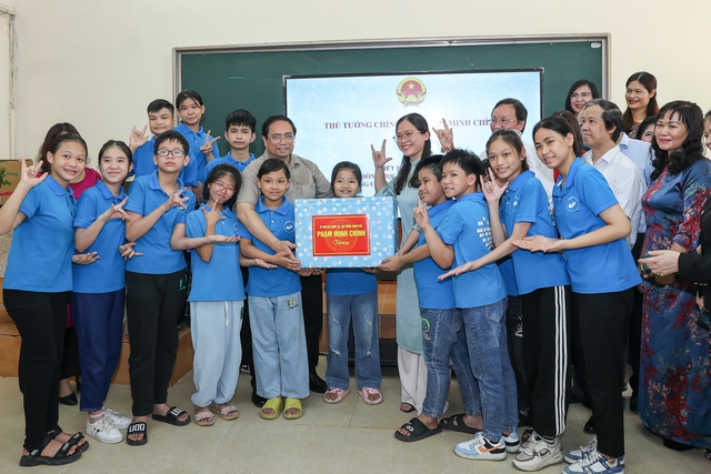 Thủ tướng tặng qu&agrave; cho c&aacute;c em học sinh tại Trung t&acirc;m Hỗ trợ ph&aacute;t triển gi&aacute;o dục ho&agrave; nhập thuộc Trường Cao đẳng Sư phạm Trung ương. Ảnh - VGP.