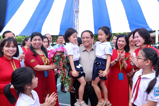 Thủ tướng thăm c&aacute;c thầy c&ocirc; gi&aacute;o v&agrave; c&aacute;c em học sinh c&oacute; ho&agrave;n cảnh đặc biệt tại Trường Phổ th&ocirc;ng d&acirc;n lập Hermann Gmeiner. Ảnh - VGP.