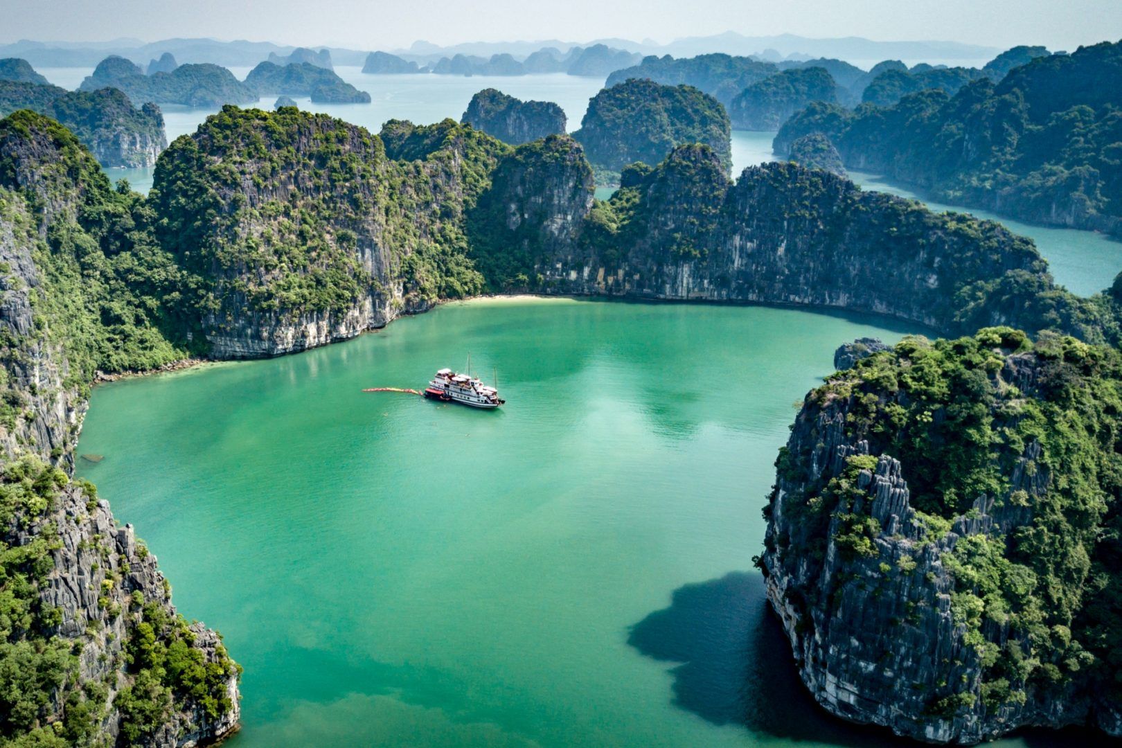 Kh&ocirc;ng gian tuyệt đẹp của vịnh B&aacute;i Tử Long.