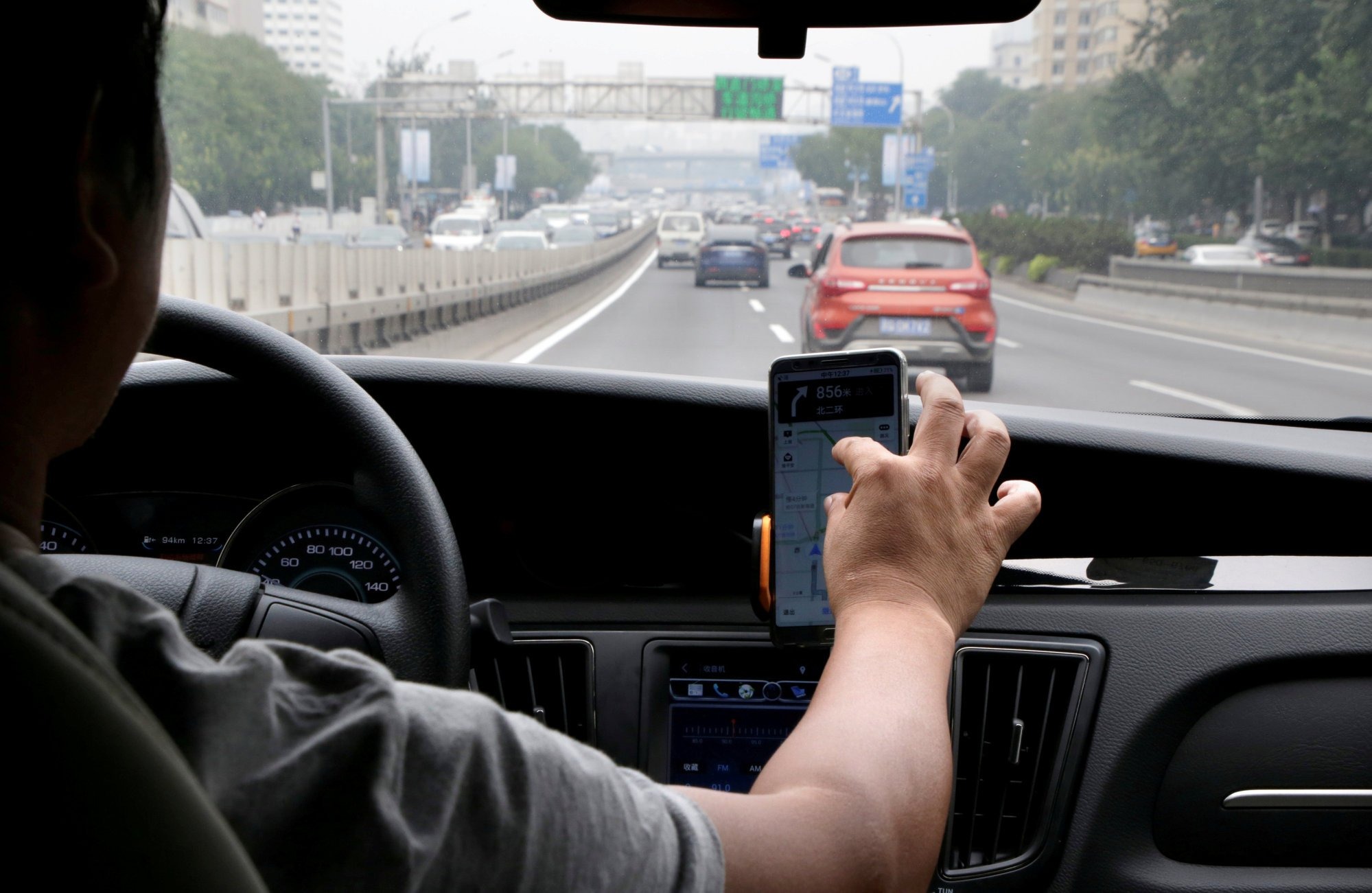 Một t&agrave;i xế c&ocirc;ng nghệ Didi Chuxing tại Bắc Kinh