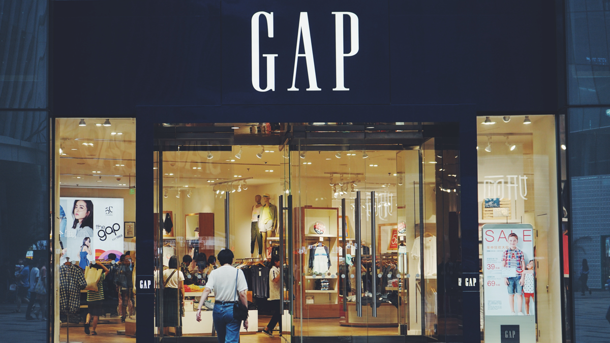 Gap đang bị kiện bởi Art City Center v&agrave; thương hiệu cho rằng&nbsp;Kanye West ch&iacute;nh l&agrave; nguy&ecirc;n nh&acirc;n của mọi chuyện.