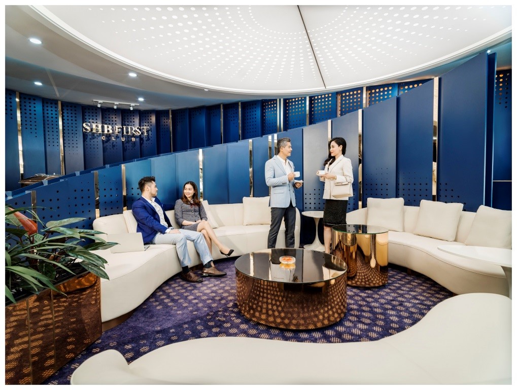 SHB First Club gây ấn tượng mạnh với không gian tổng hòa của sự sang trọng thời thượng với President Suite, phòng hút Cigar riêng tư, khu massage giữa vườn cây, khu Pg88hi Thể Thao, Bóng Đá, Casino, Nổ Hũ, Xổ Số biệt lập, tầm nhìn ra đường băng.