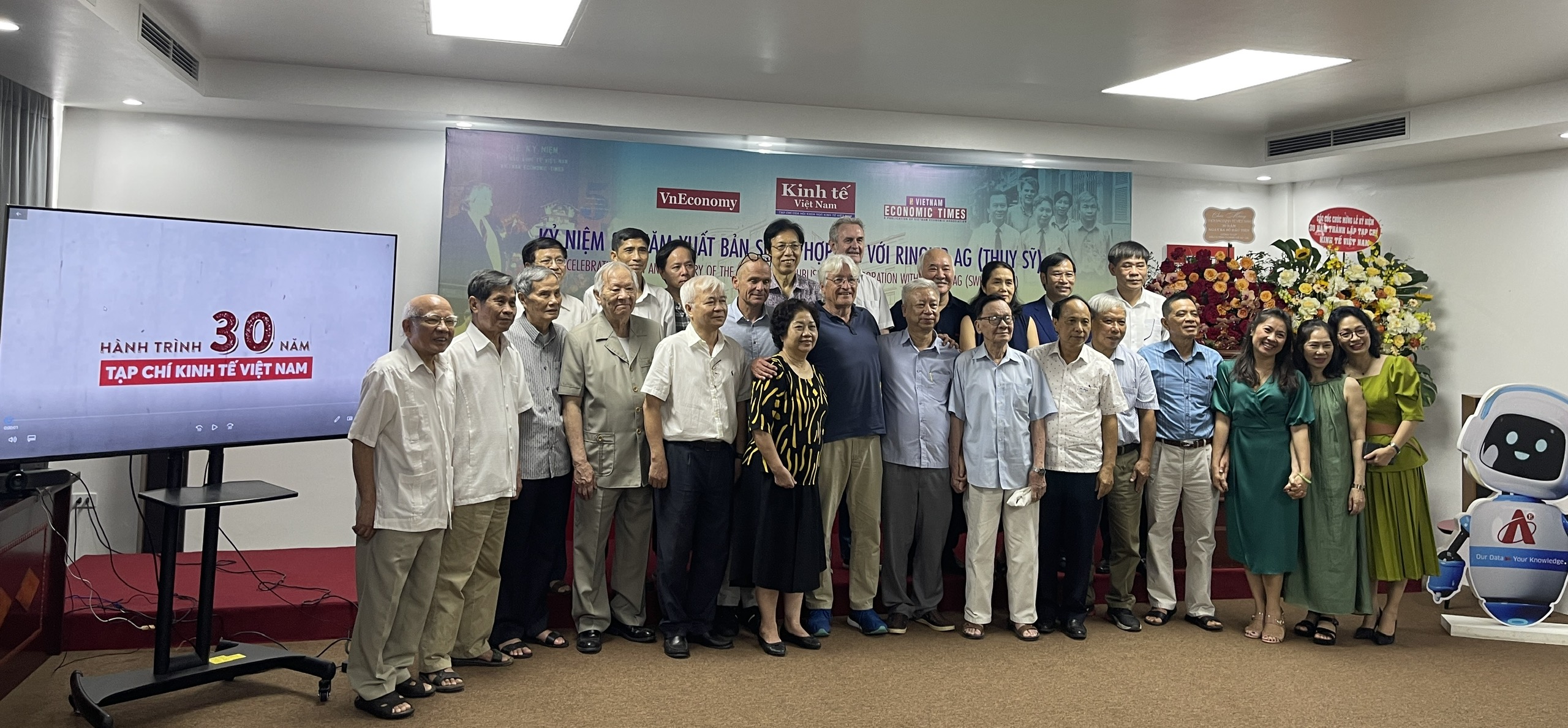 Cuộc hội ngộ của những người đã đặt những viên gạch đầu tiên cho Thời báo PG88 ⭐ Link trang chủ số 1 nhà cái PG88 com casino slot Việt Nam, nay là Tạp chí PG88 ⭐ Link trang chủ số 1 nhà cái PG88 com casino slot Việt Nam sau 30 năm.