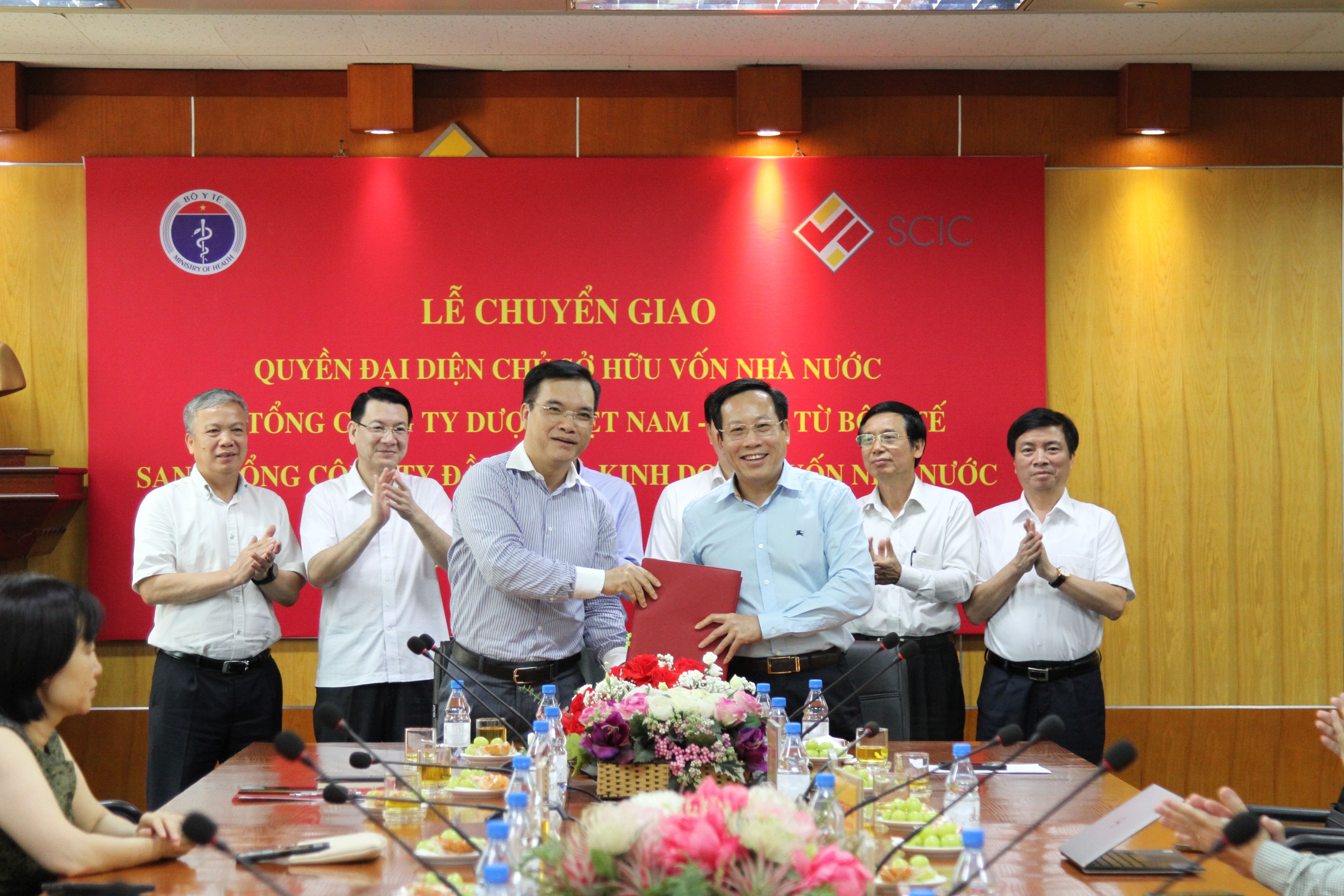 Ông Lê Đức Luận, Thứ trưởng Bộ Y tế và ông Nguyễn Chí Thành, Chủ tịch HĐTV SCIC ký biên bản Chuyển giao và chụp ảnh lưu niệm.