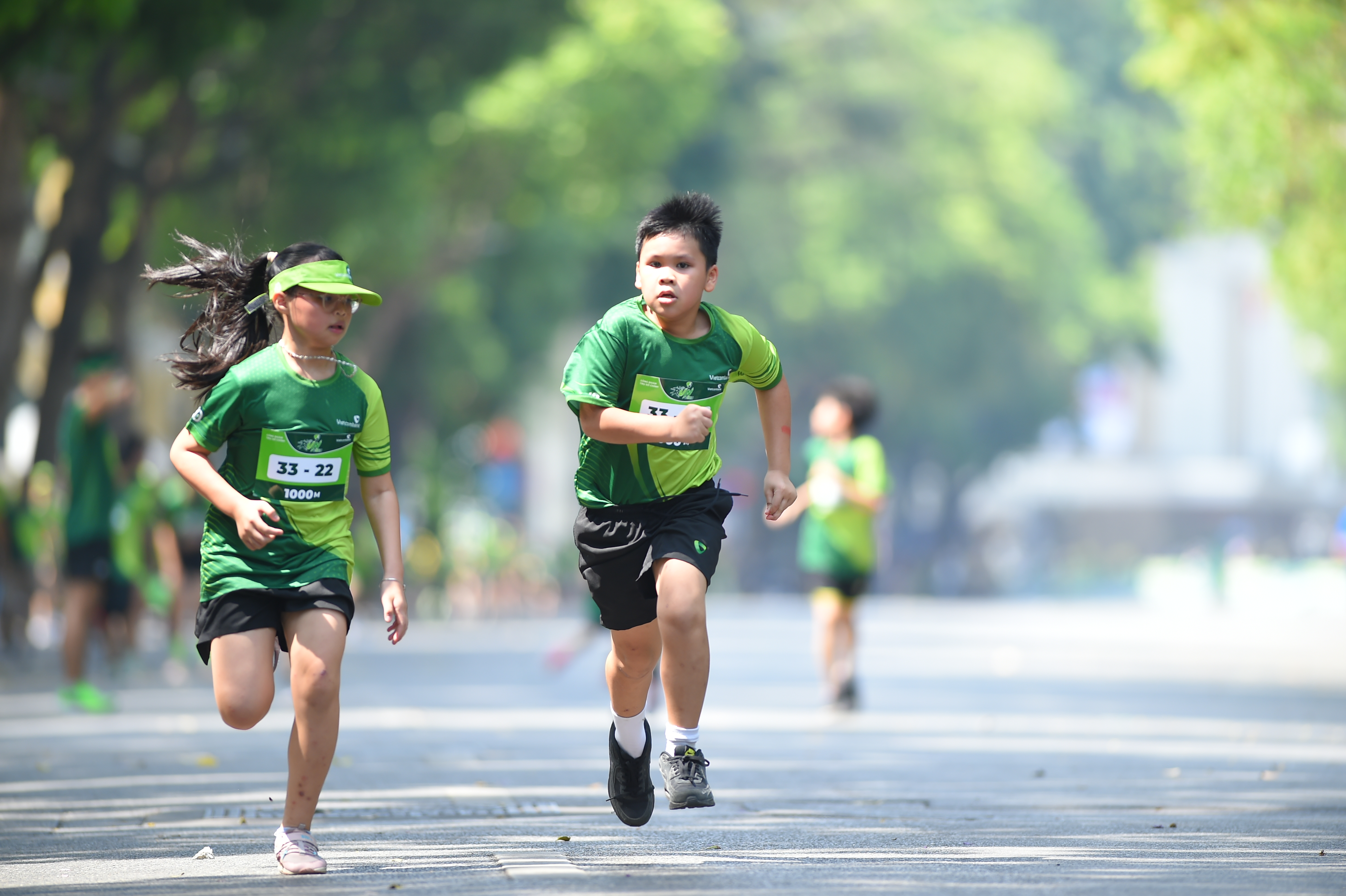 Vận động vi&ecirc;n ganh đua quyết liệt tr&ecirc;n đường đua.