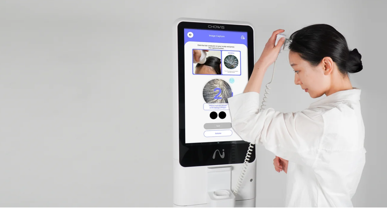 C&ocirc;ng ty Chowis Co. (H&agrave;n Quốc) đ&atilde; lắp đặt hai ki-ốt kh&ocirc;ng cần nh&acirc;n vi&ecirc;n, sử dụng AI để chẩn đo&aacute;n da v&agrave; t&oacute;c.