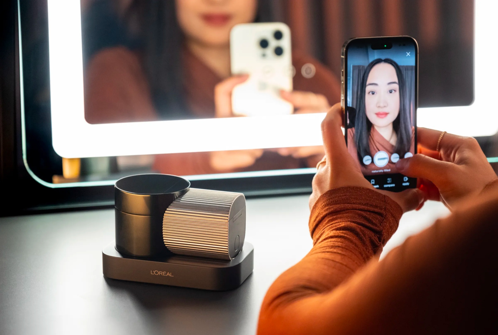 Tại CES 2023 hồi đầu năm nay, L'Or&eacute;al ra mắt mẫu m&aacute;y in Brow Magic d&ugrave;ng để in l&ocirc;ng m&agrave;y.