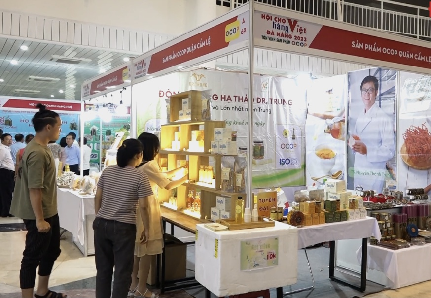 Gian h&agrave;ng sản phẩm OCOP của quận Cẩm Lệ, Đ&agrave; Nẵng.&nbsp;Ảnh: Ng&ocirc; Anh Văn.