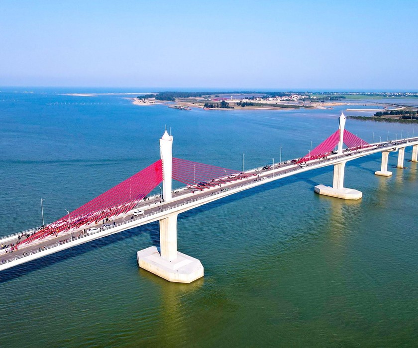 Cầu Cửa Hội g&oacute;p phần ho&agrave;n thiện tuyến đường bộ ven biển qua Nghệ An v&agrave; H&agrave; Tĩnh.