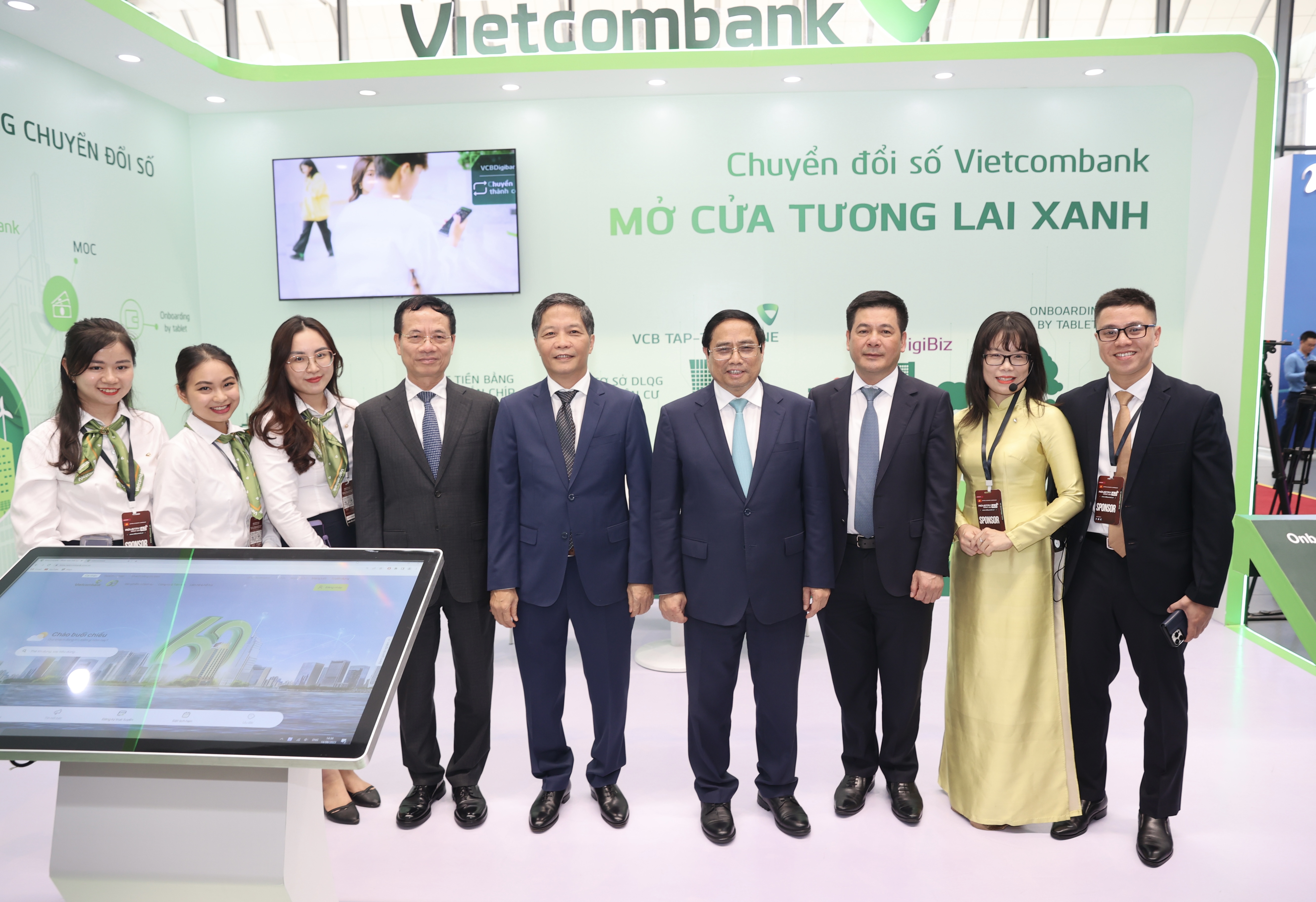 Thủ tướng Ch&iacute;nh phủ, Trưởng Ban Link Trang Chủ PG88.Com Mới #2026 Trung ương, Bộ trưởng Bộ Th&ocirc;ng tin & Truyền th&ocirc;ng, Bộ trưởng Bộ C&ocirc;ng thương tham quan c&aacute;c gian h&agrave;ng triển l&atilde;m.
