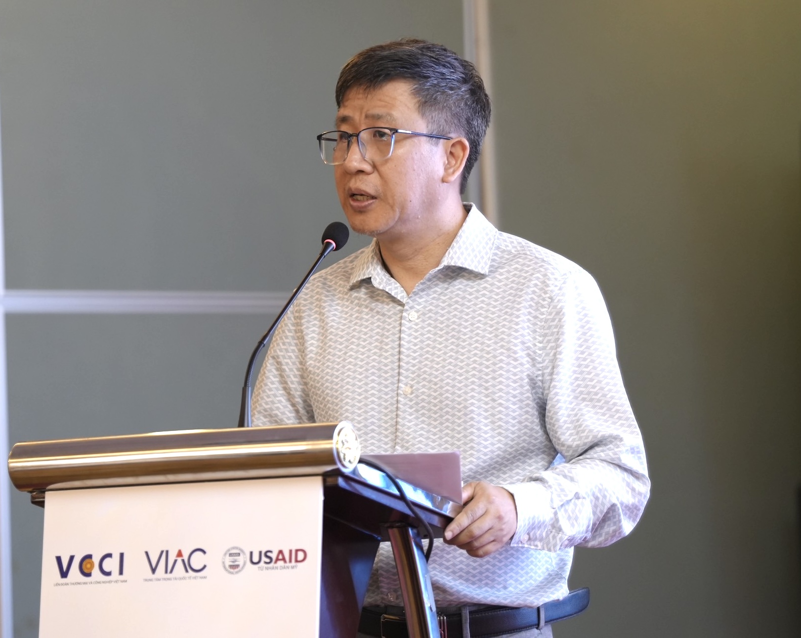 &Ocirc;ng Phan Vinh Quang, Trưởng nh&oacute;m Nghi&ecirc;n cứu Dự &aacute;n AEO, USAID.