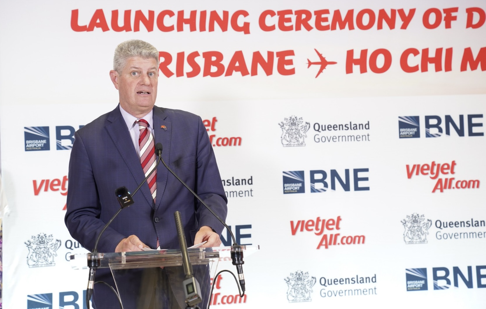 &Ocirc;ng Stirling Hinchliffe - Bộ trưởng Thể thao, Du lịch v&agrave; S&aacute;ng tạo tại Queensland ch&uacute;c mừng đường bay mới của Vietjet.