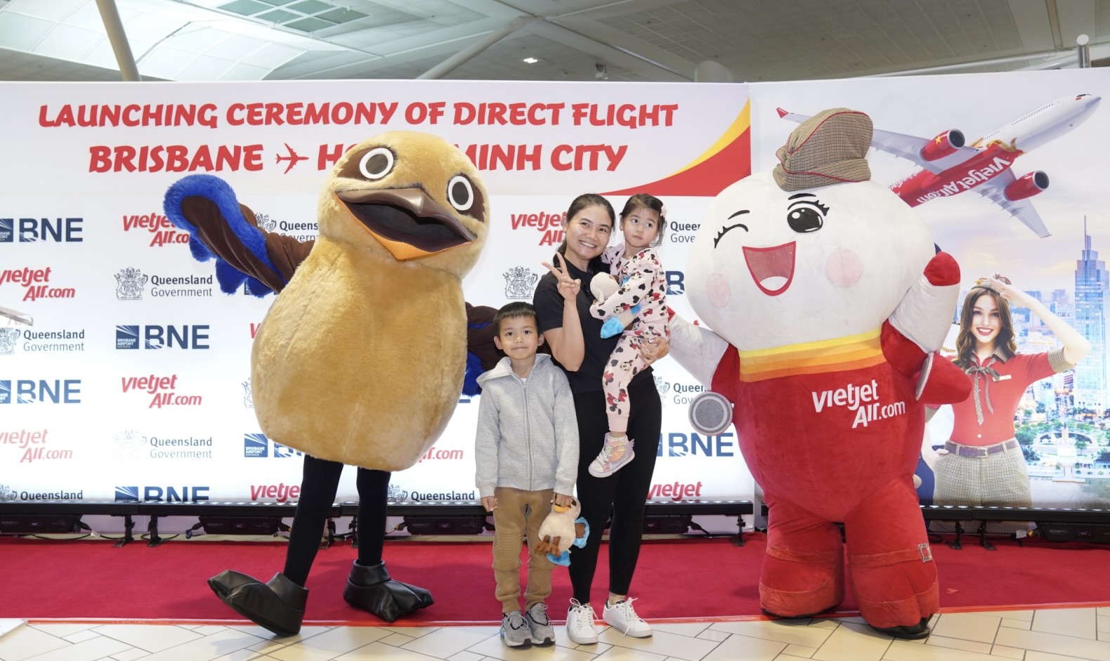 &agrave;nh kh&aacute;ch l&agrave;m thủ tục tại s&acirc;n bay Brisbane v&agrave; chụp h&igrave;nh lưu niệm trước chuyến bay lịch sử kết nối Brisbane với Tp.HCM.