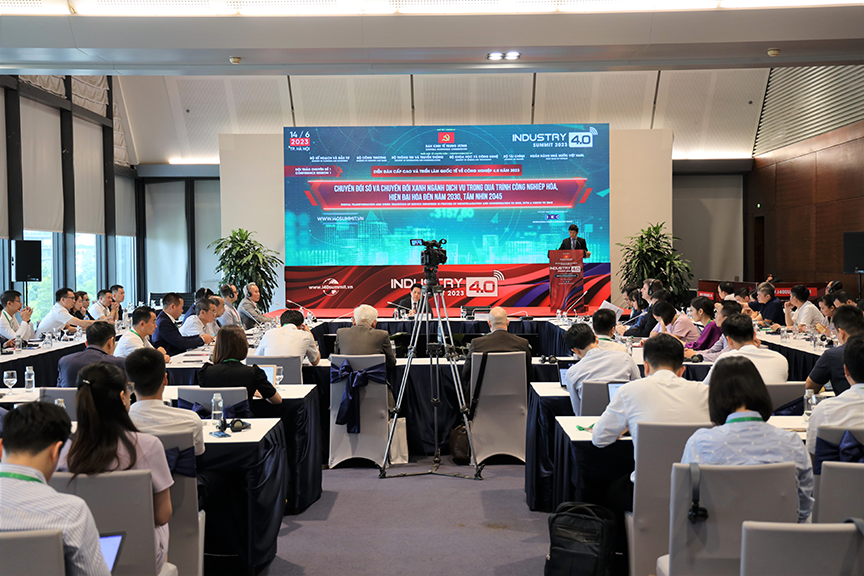 Hội thảo chuy&ecirc;n đề 4 &ldquo;Chuyển đổi số v&agrave; chuyển đổi xanh ng&agrave;nh dịch vụ trong qu&aacute; tr&igrave;nh c&ocirc;ng nghiệp h&oacute;a, hiện đại h&oacute;a đến năm 2030, tầm nh&igrave;n 2045&rdquo;.