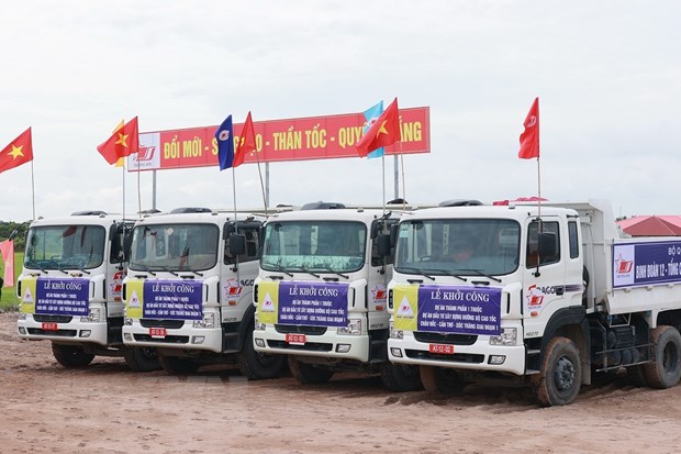 C&aacute;c phương tiện cơ giới trước giơ khởi c&ocirc;ng. Ảnh: TTXVN.