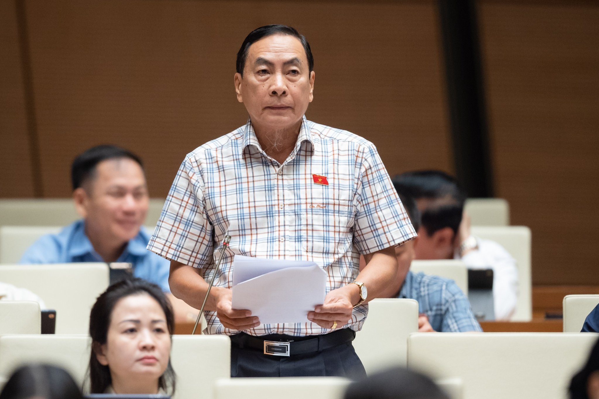 Đại biểu Phạm Văn H&ograve;a (Đo&agrave;n Đồng Th&aacute;p) ph&aacute;t biểu tại Hội trường ng&agrave;y 19/6/2023