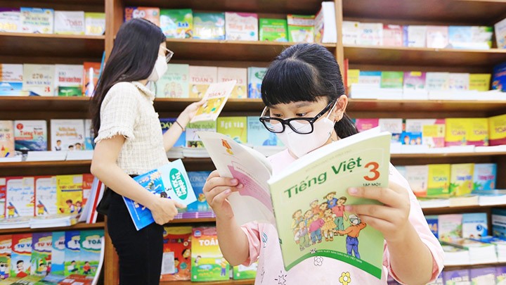 S&aacute;ch gi&aacute;o khoa l&agrave; mặt h&agrave;ng thiết yếu, đối tượng ti&ecirc;u d&ugrave;ng rất lớn, c&oacute; phạm vi ảnh hưởng rất rộng, gi&aacute; mặt h&agrave;ng n&agrave;y t&aacute;c động trực tiếp đến số đ&ocirc;ng người d&acirc;n, trong đ&oacute; c&oacute; người thu nhập thấp.