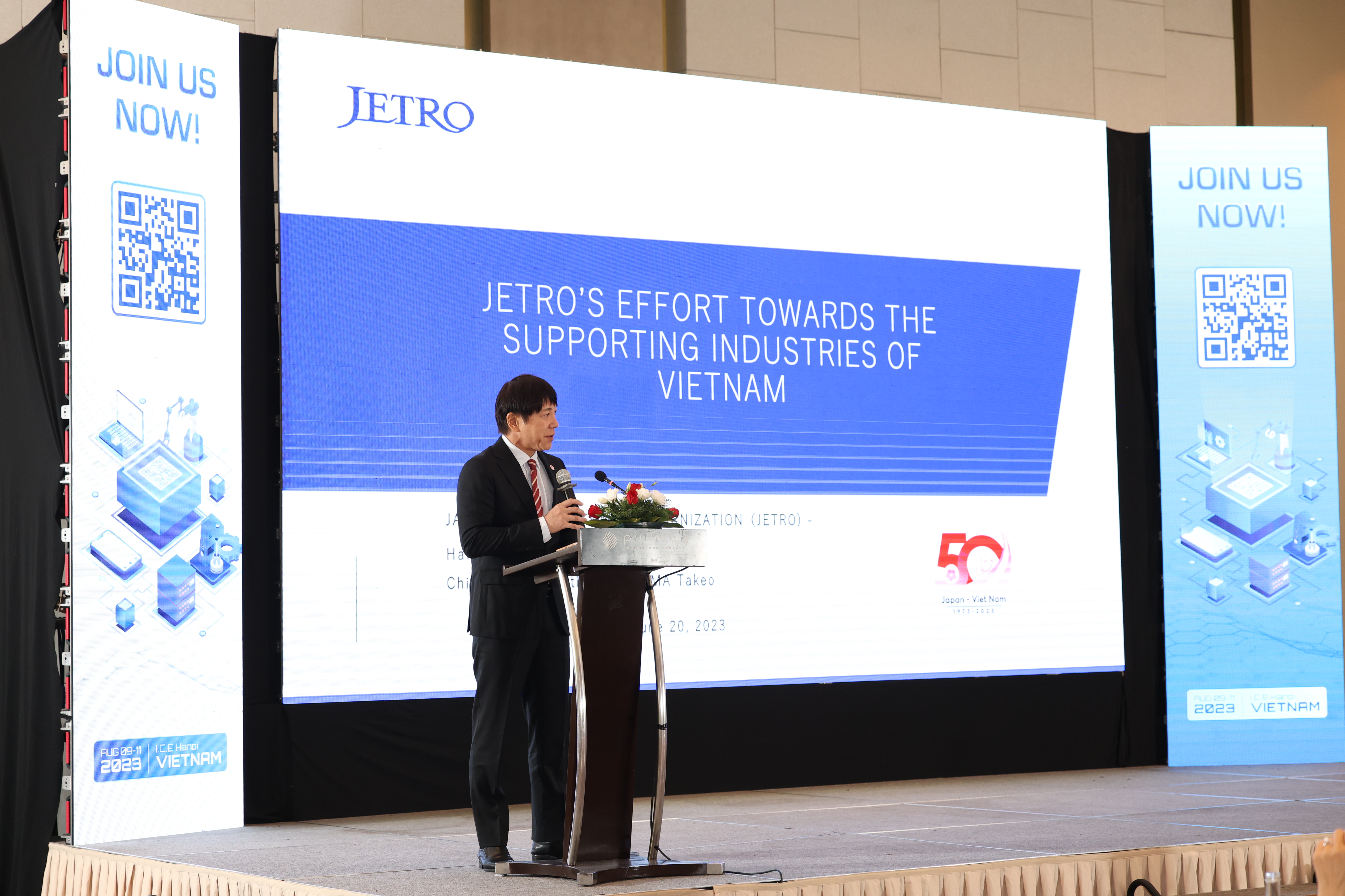 &Ocirc;ng Takeo Nakajima, Trưởng đại diện Jetro chia sẻ tại buổi họp b&aacute;o.