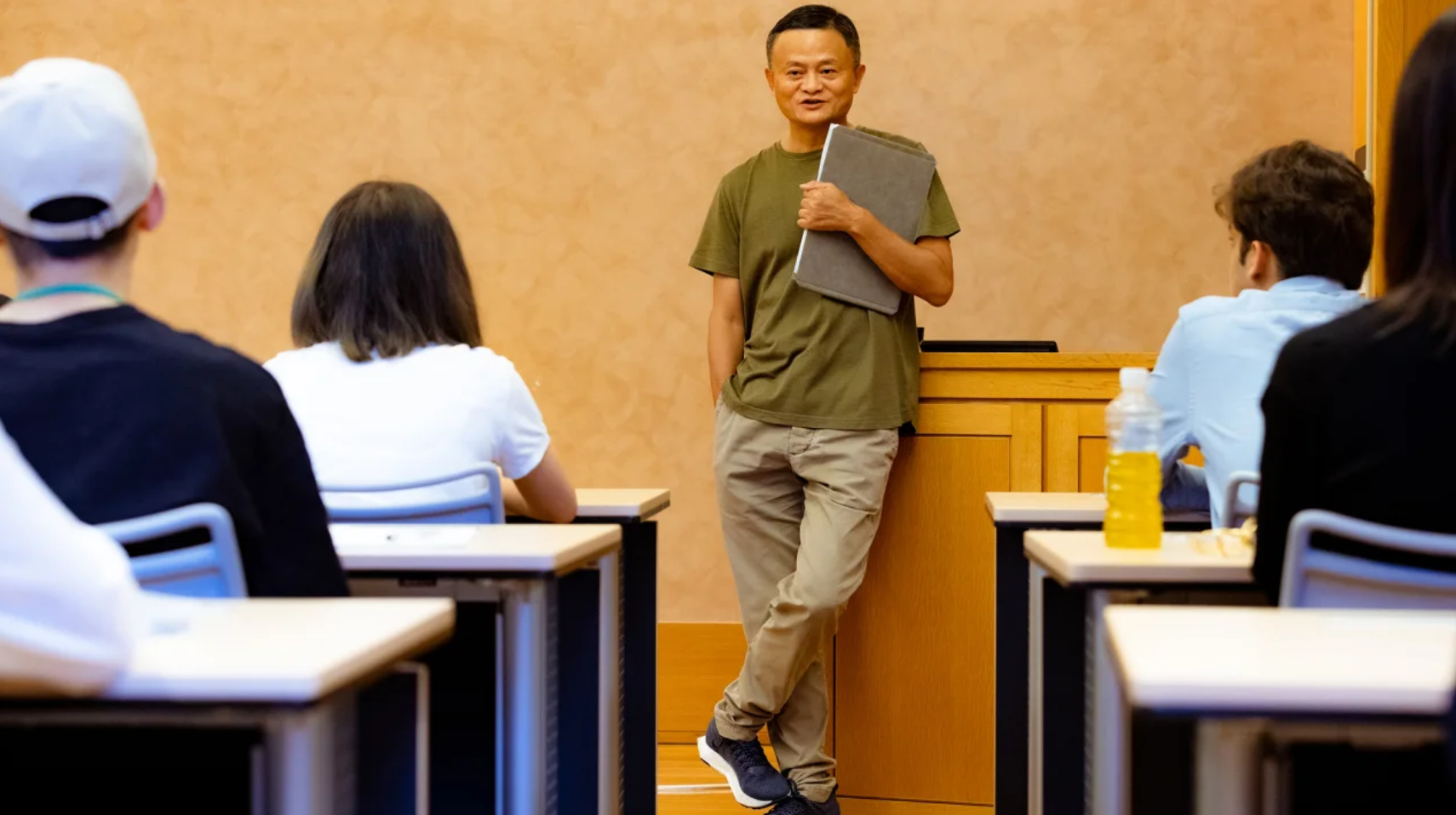 &Ocirc;ng Jack Ma trong buổi giảng gần đ&acirc;y với vai tr&ograve; gi&aacute;o sư thỉnh giảng tại Đại học Tokyo - Ảnh: Đại học Tokyo