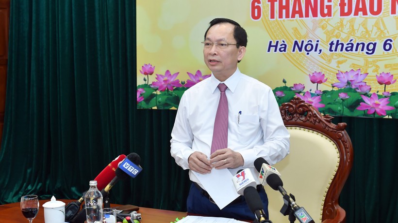 Phó Thống đốc Đào Minh Tú phát biểu tại họp báo.