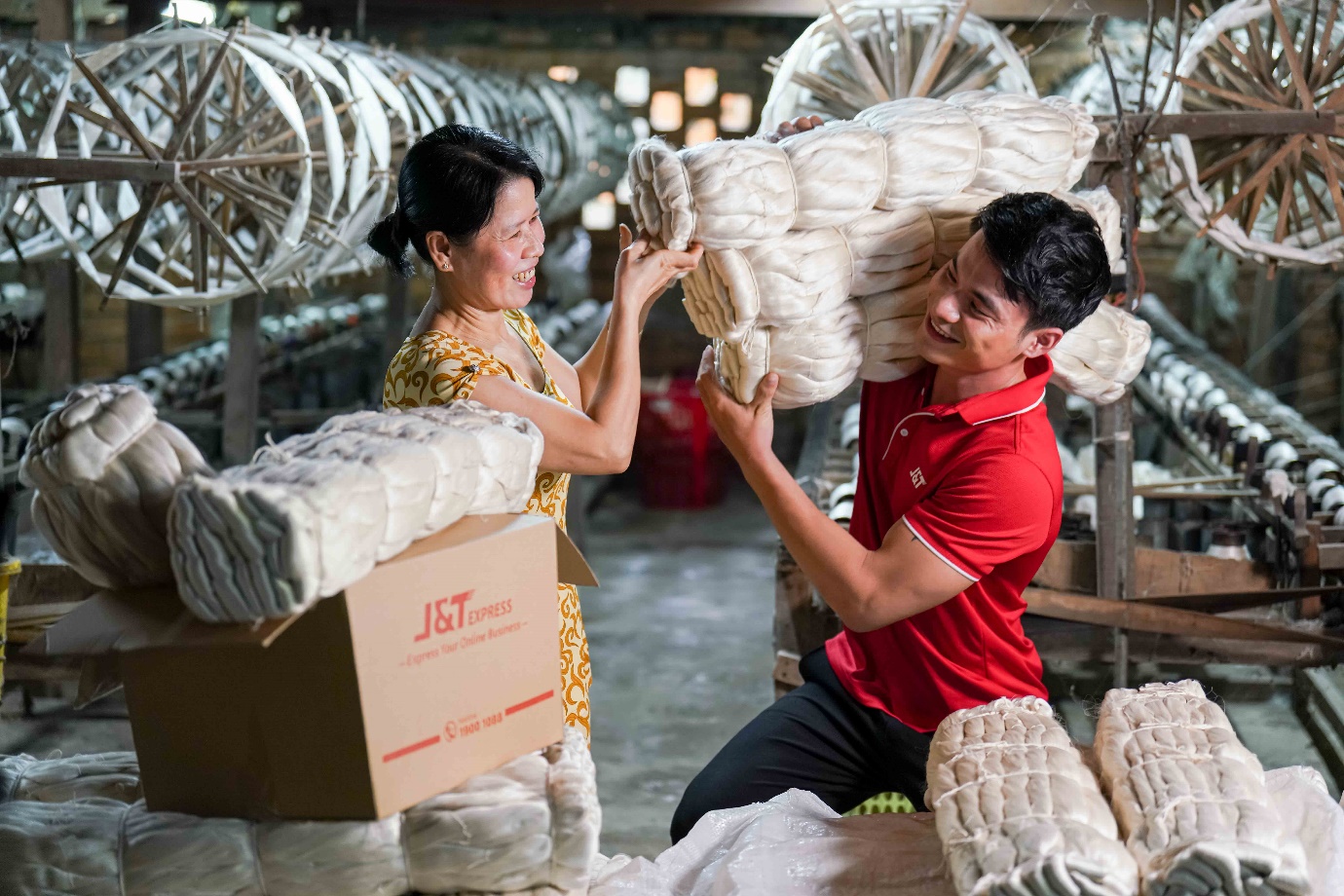 &ldquo;Shipper th&acirc;n thiện&rdquo; l&agrave; yếu tố h&agrave;ng đầu được kh&aacute;ch h&agrave;ng y&ecirc;u th&iacute;ch khi sử dụng dịch vụ của J&T Express.