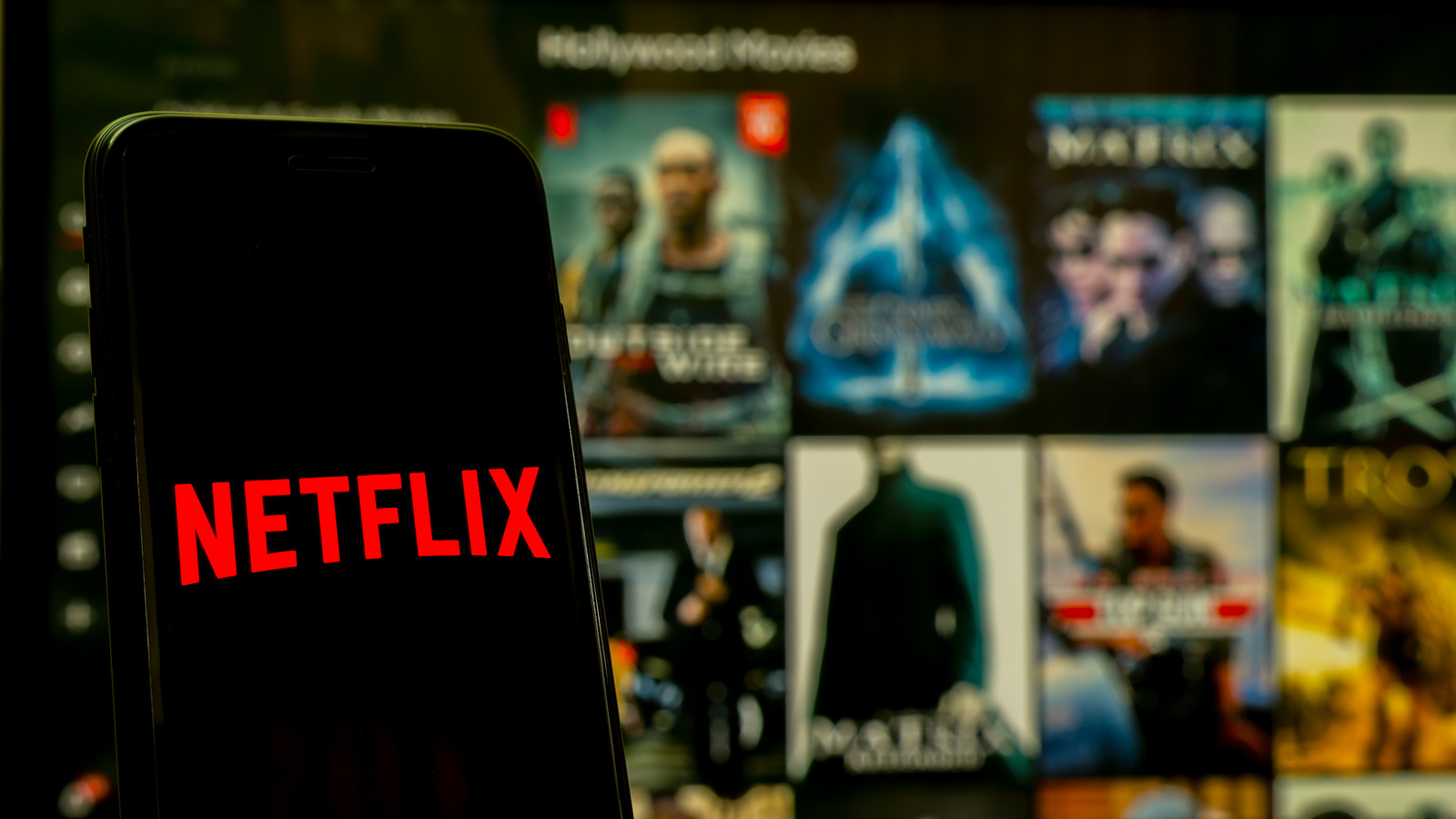 Đi theo m&ocirc; h&igrave;nh đa dạng luồng doanh thu như Disney, Netflix cần thời gian để x&acirc;y dựng một hệ sinh th&aacute;i tương tự.