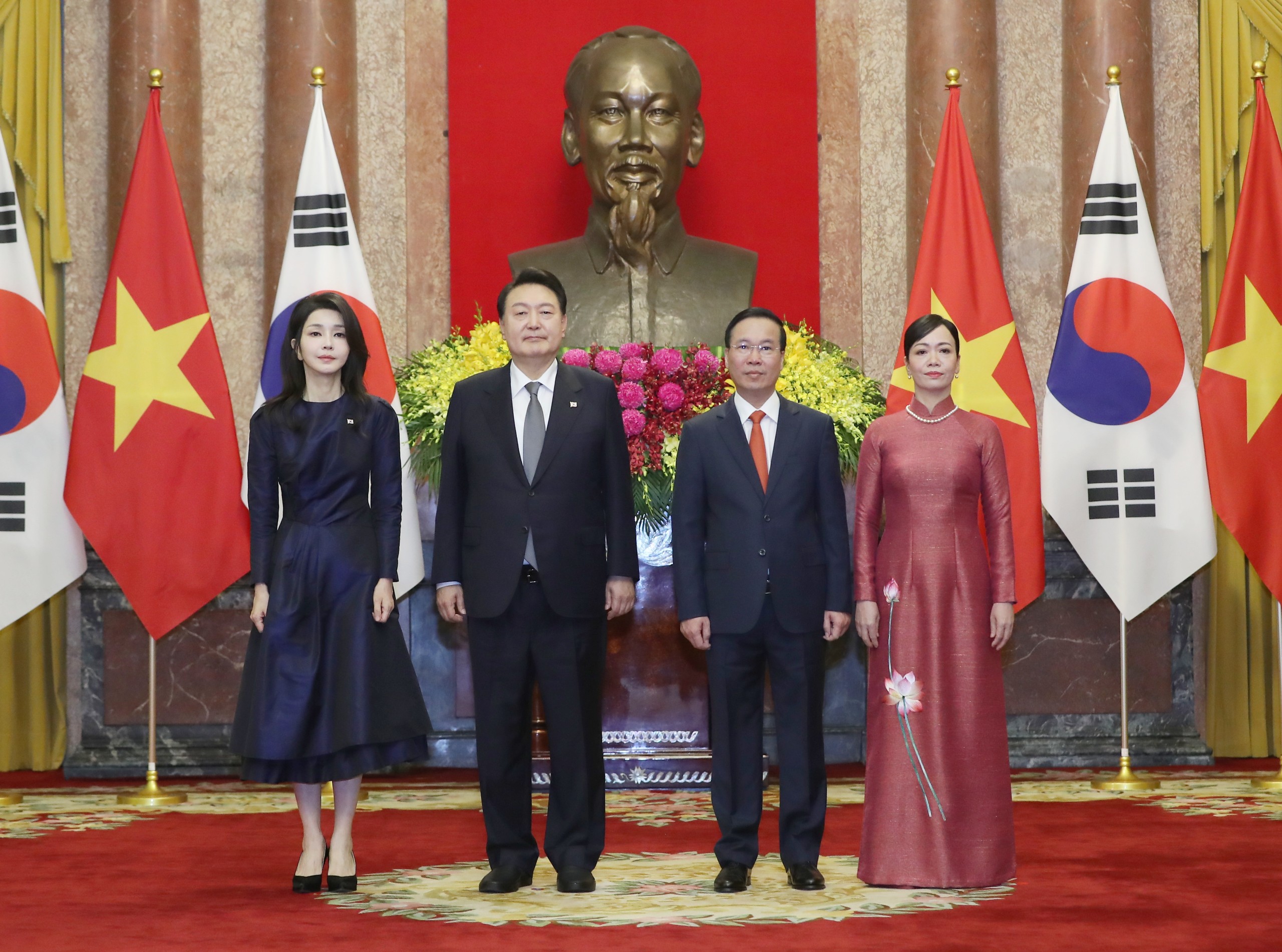 Chủ tịch nước V&otilde; Văn Thưởng v&agrave; Phu nh&acirc;n Phan Thị Thanh T&acirc;m ch&agrave;o đ&oacute;n Tổng thống Yoon Suk Yeol v&agrave; Phu nh&acirc;n Kim Keon Hee thăm cấp Nh&agrave; nước tới Việt Nam - Ảnh: Việt Dũng.