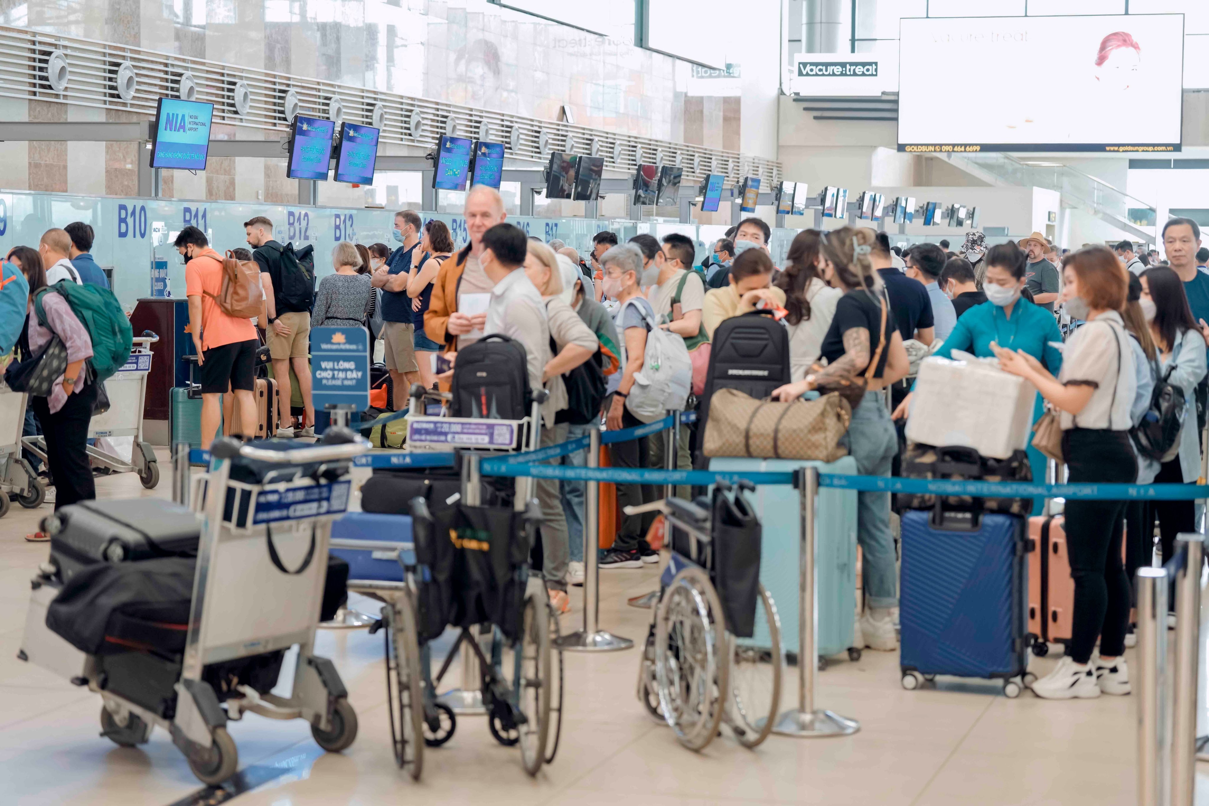 Tiếp đà tăng 500% nửa đầu năm, khách quốc tế đi hàng không 