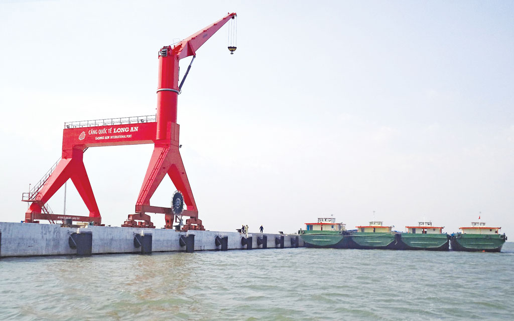 Cảng Long An nằm b&ecirc;n luồng s&ocirc;ng So&agrave;i Rạp (x&atilde; T&acirc;n Lập, huyện Cần Giuộc), hữu ngạn s&ocirc;ng Đồng Nai, c&aacute;ch cửa biển 19 km, l&agrave; luồng&nbsp; cạn, thường xuy&ecirc;n bị bồi đắp, phải Pg88vn Trang Chủ Chính Thức nạo v&eacute;t định kỳ để bảo đảm l&ograve;ng s&ocirc;ng đạt độ s&acirc;u &acirc;m 11,5 m.