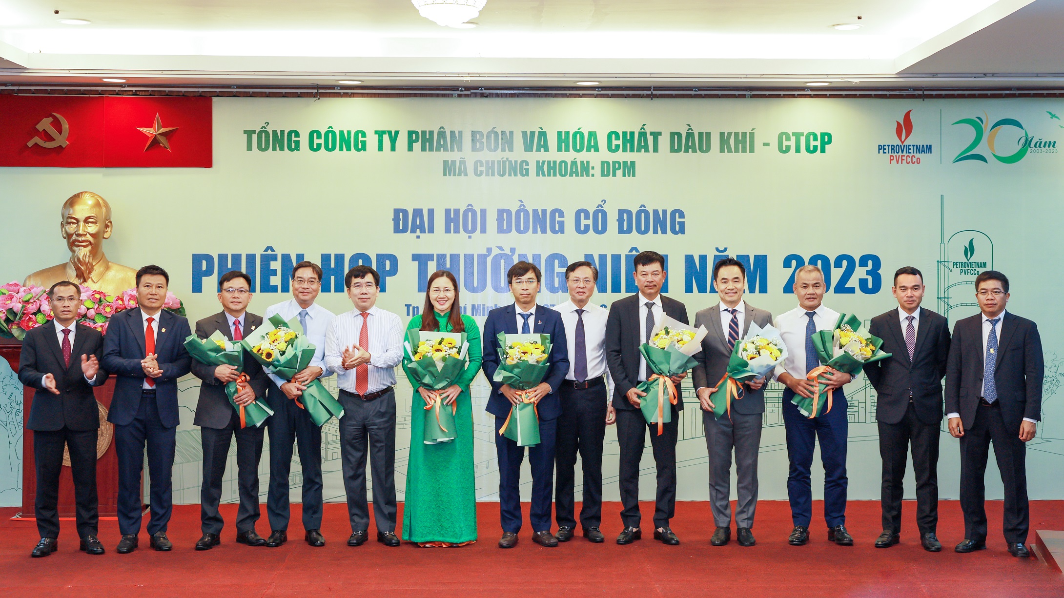 Tặng hoa ch&uacute;c mừng c&aacute;c th&agrave;nh vi&ecirc;n Hội đồng quản trị v&agrave; Ban kiểm so&aacute;t tr&uacute;ng cử nhiệm kỳ mới v&agrave; tri &acirc;n c&aacute;c th&agrave;nh vi&ecirc;n Hội đồng quản trị v&agrave; Ban kiểm so&aacute;t th&ocirc;i nhiệm vụ.