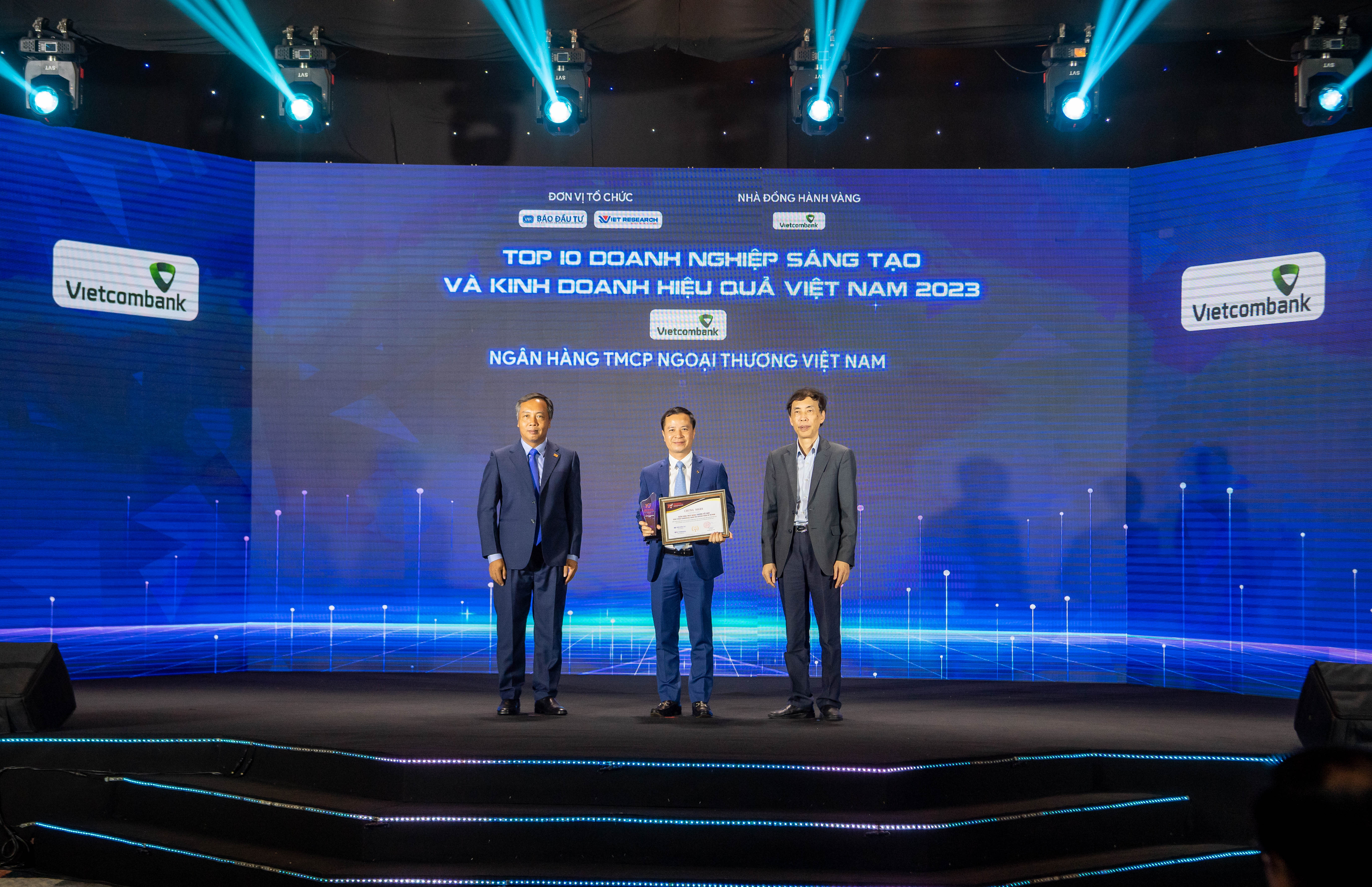 Đại diện Vietcombank, ông Lê Hoàng Tùng - Kế toán trưởng (đứng giữa) nhận chứng nhận từ BTC vinh danh Vietcombank dẫn đầu Top 10 Pg88 com chính chủ sáng tạo và PG88 Uy Tín Số 1 Việt Nam hiệu quả năm 2023.