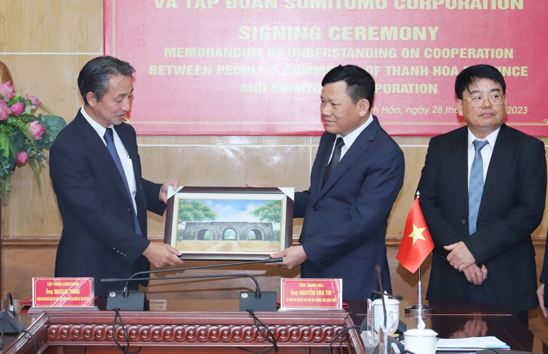 L&atilde;nh&nbsp;đạo tỉnh Thanh H&oacute;a trao qu&agrave; lưu niệm cho&nbsp;đại diện Tập&nbsp;đo&agrave;n Sumitomo.