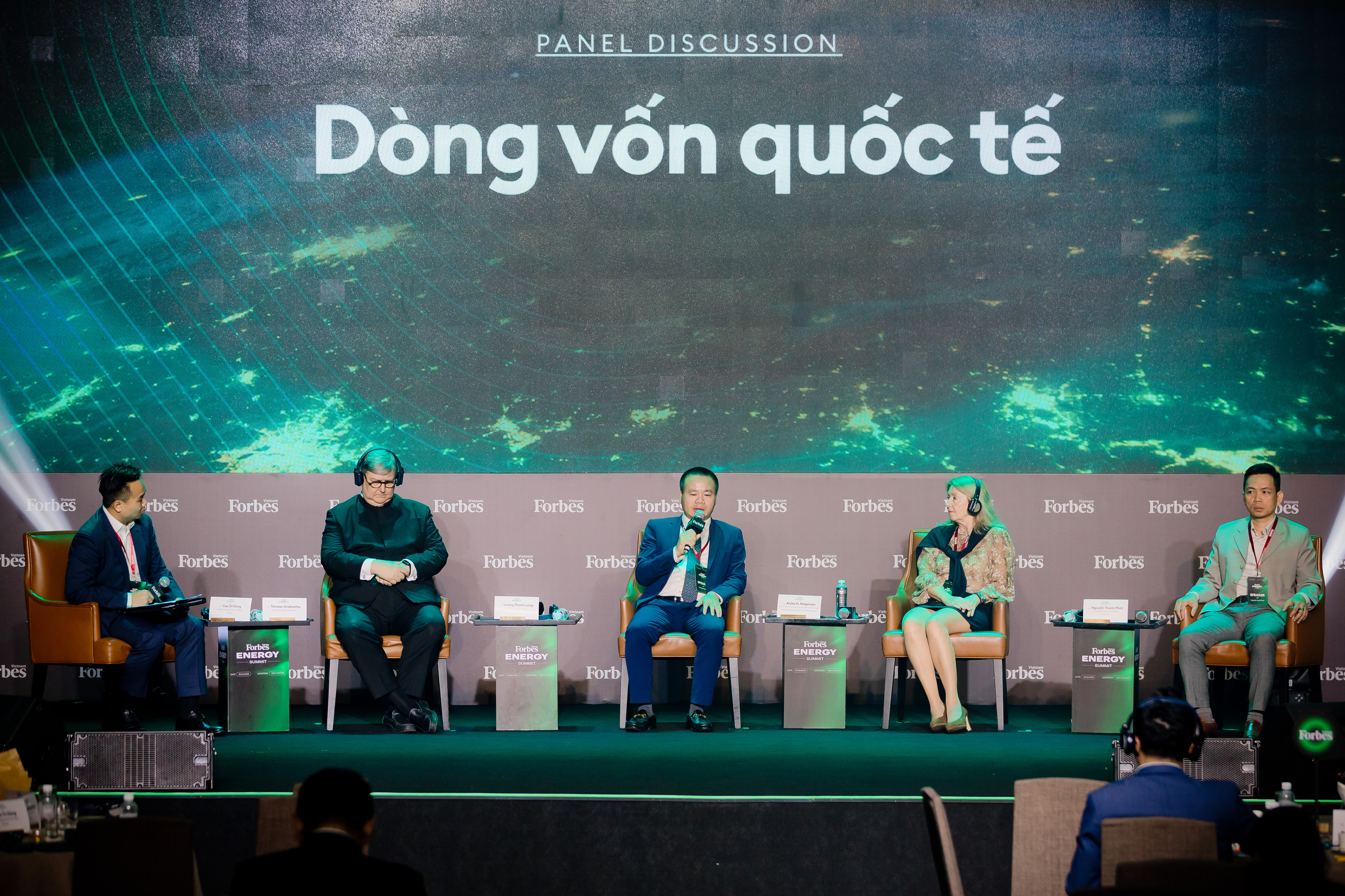 &Ocirc;ng Vương Thành Long - Giám đ&ocirc;́c Ban Khách hàng Doanh nghi&ecirc;̣p nước ngoài của BIDV (ng&ocirc;̀i giữa) chia sẻ tại h&ocirc;̣i nghị.