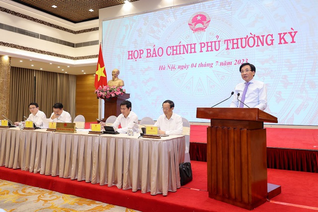 L&atilde;nh đạo c&aacute;c bộ, ng&agrave;nh tham dự họp b&aacute;o. Ảnh: VGP.