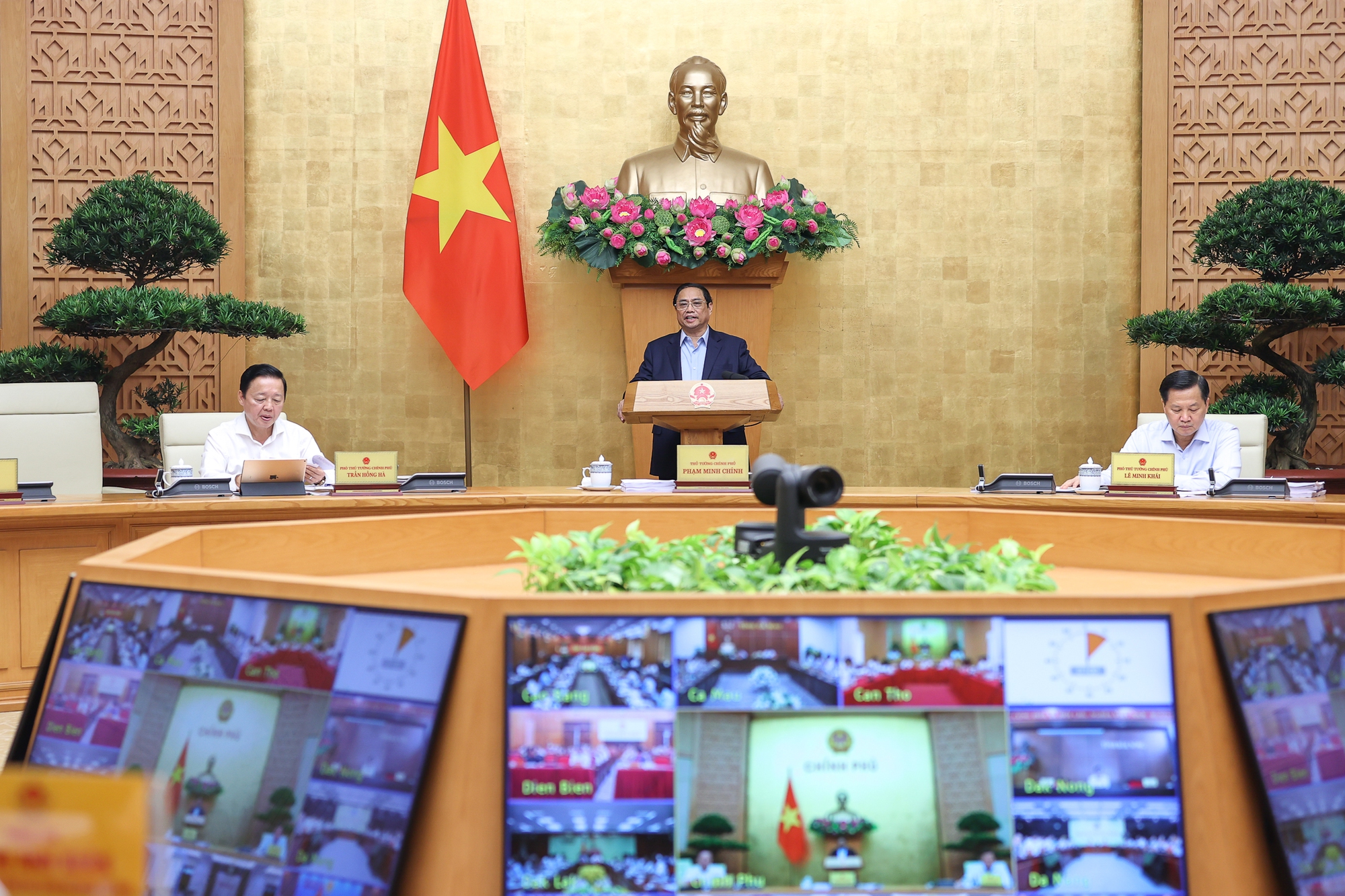 Thủ tướng n&ecirc;u r&otilde; 10 nh&oacute;m nhiệm vụ, giải ph&aacute;p cần tập trung thực hiện thời gian tới - Ảnh: VGP