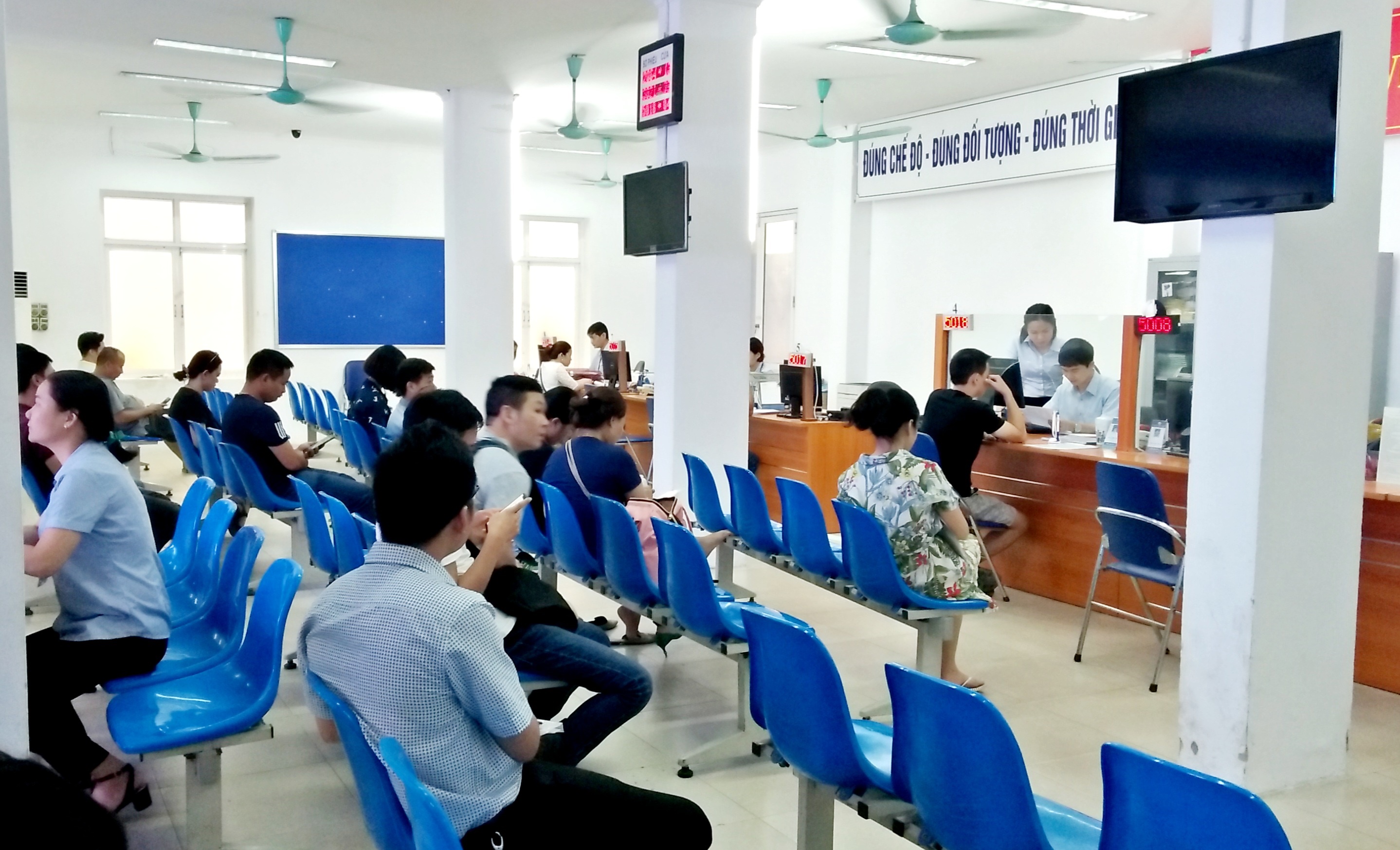 Người PG88 Sòng bạc trực tuyến TOP 1 Việt Nam | Casino, Nổ Hũ chờ l&agrave;m thủ tục hưởng trợ cấp 6Pg88.com Website Đẳng Cấp Số 1 tại Trung t&acirc;m Dịch vụ việc l&agrave;m H&agrave; Nội. Ảnh - N.Dương.