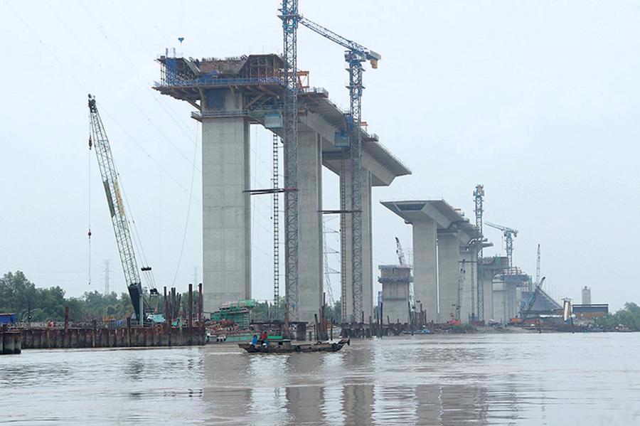 Cầu B&igrave;nh Kh&aacute;nh thuộc g&oacute;i thầu J1 dự &aacute;n cao tốc Bến Lức - Long Th&agrave;nh đang được t&aacute;i khởi c&ocirc;ng, sau nhiều năm ngừng trệ...